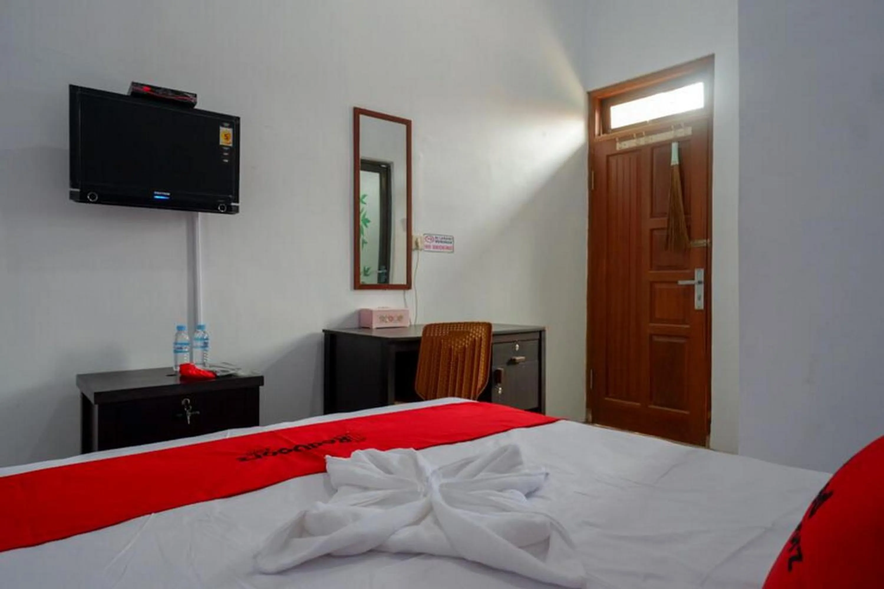Bedroom, Bed in RedDoorz Syariah near Alun Alun Balai Kota Tegal