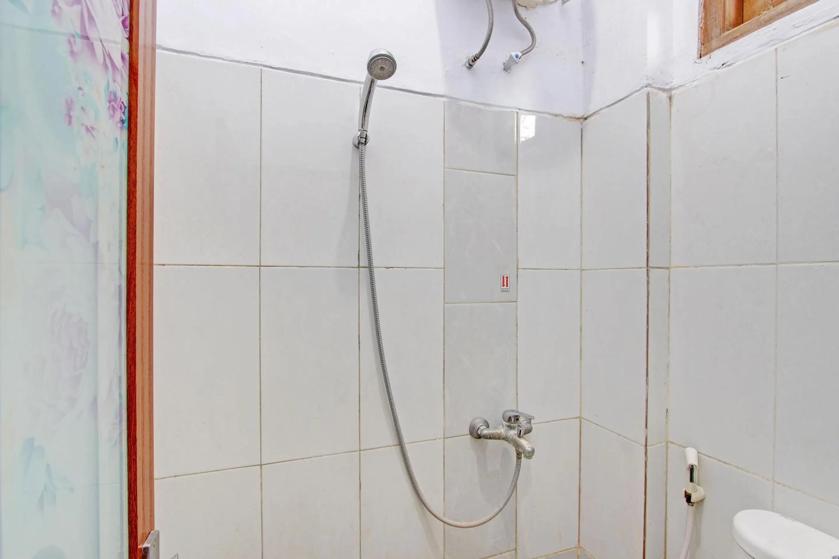 Bathroom in Capital O 92929 Hotel New Tirta Kencana Syariah