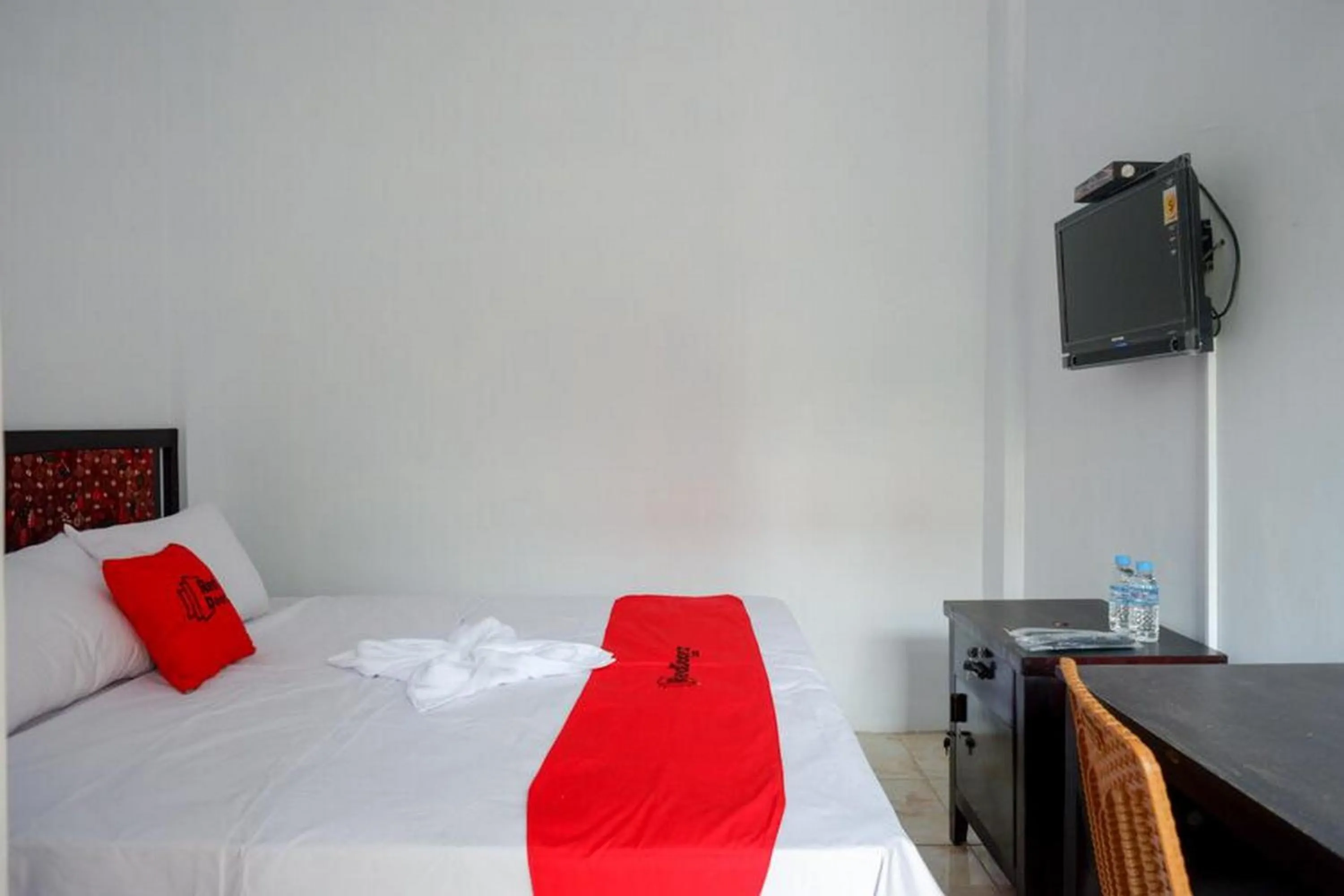 Bedroom, Bed in RedDoorz Syariah near Alun Alun Balai Kota Tegal