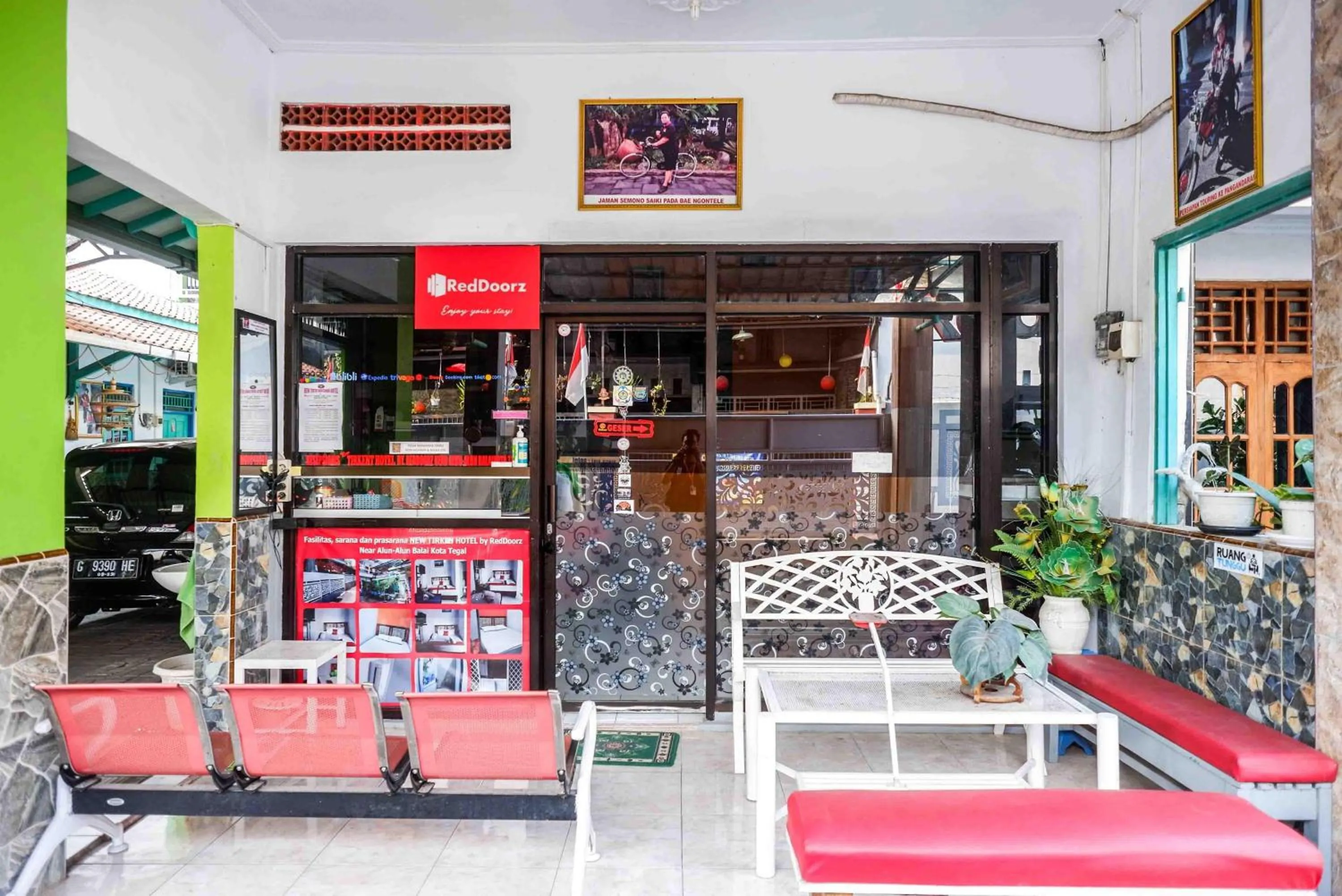Lobby or reception in RedDoorz Syariah near Alun Alun Balai Kota Tegal