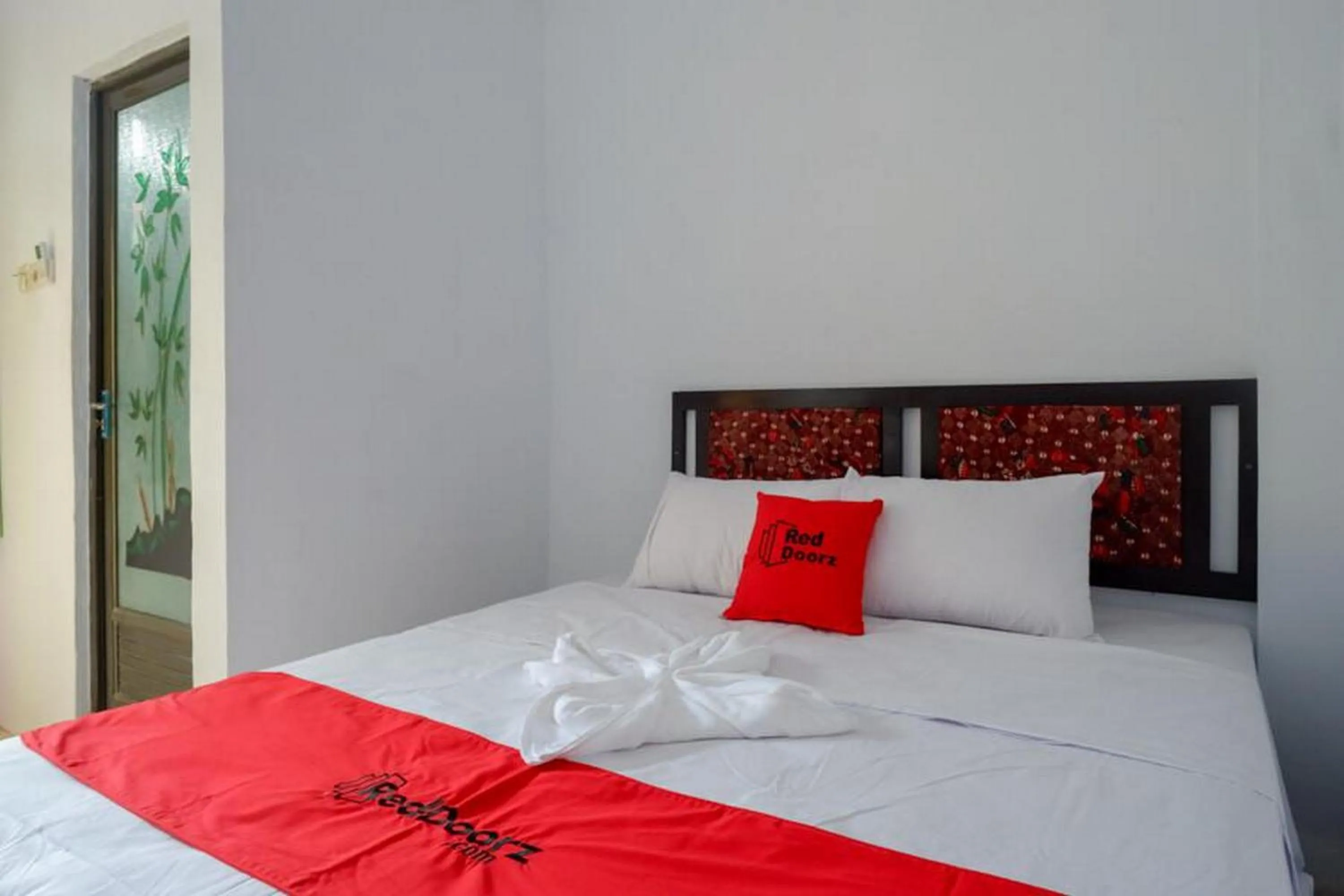 Bedroom, Bed in RedDoorz Syariah near Alun Alun Balai Kota Tegal