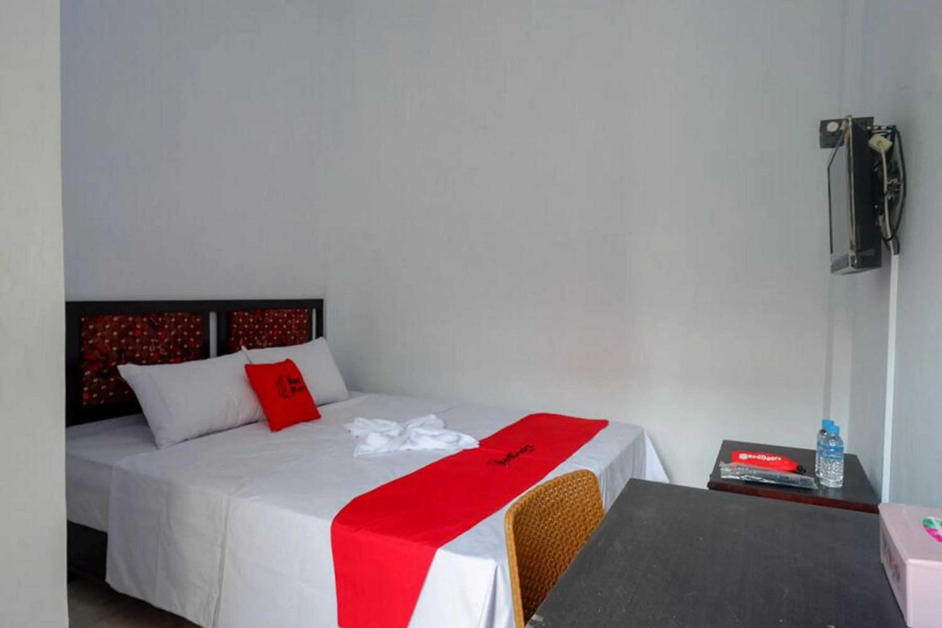 Bedroom, Bed in RedDoorz Syariah near Alun Alun Balai Kota Tegal