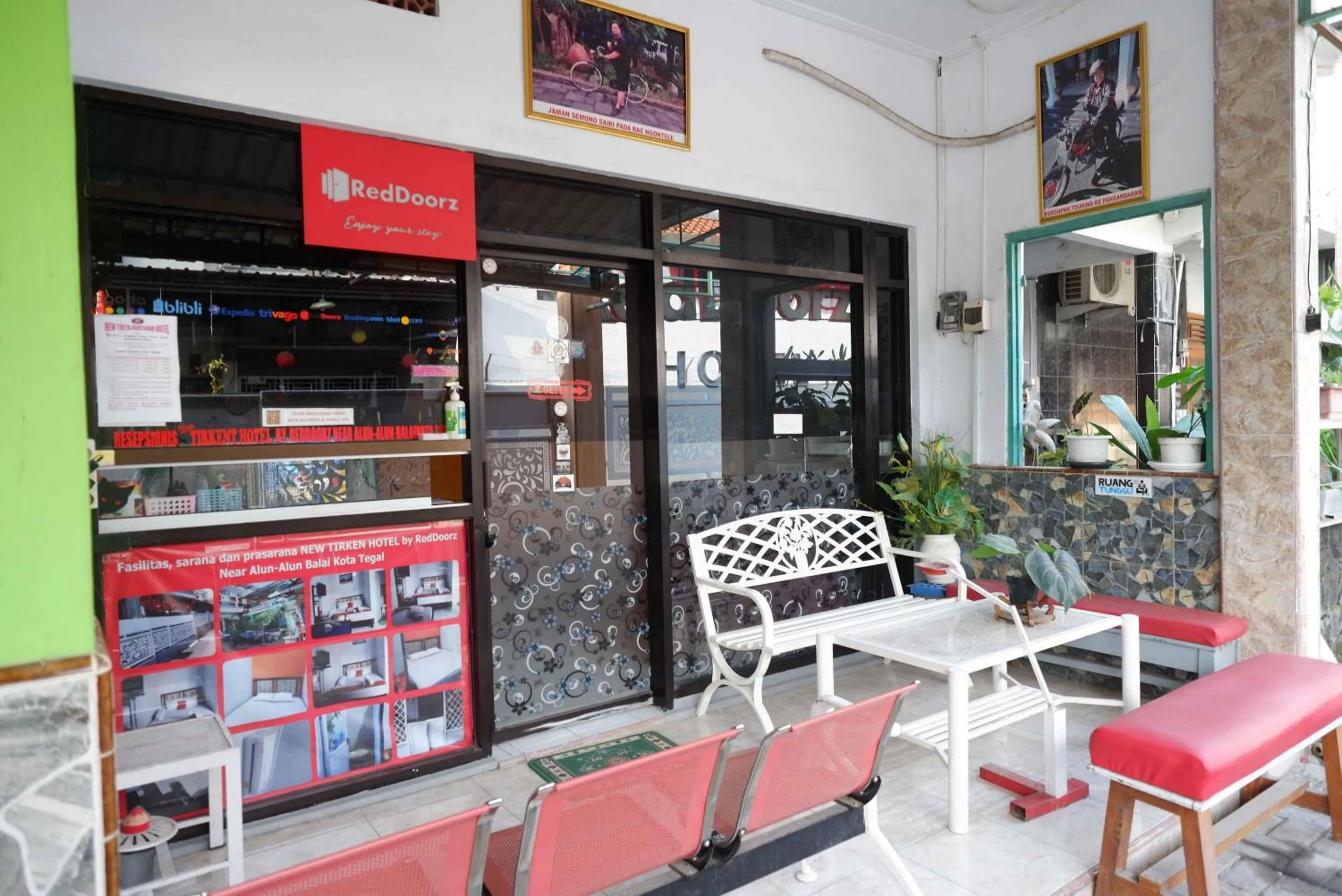 Lobby or reception in RedDoorz Syariah near Alun Alun Balai Kota Tegal