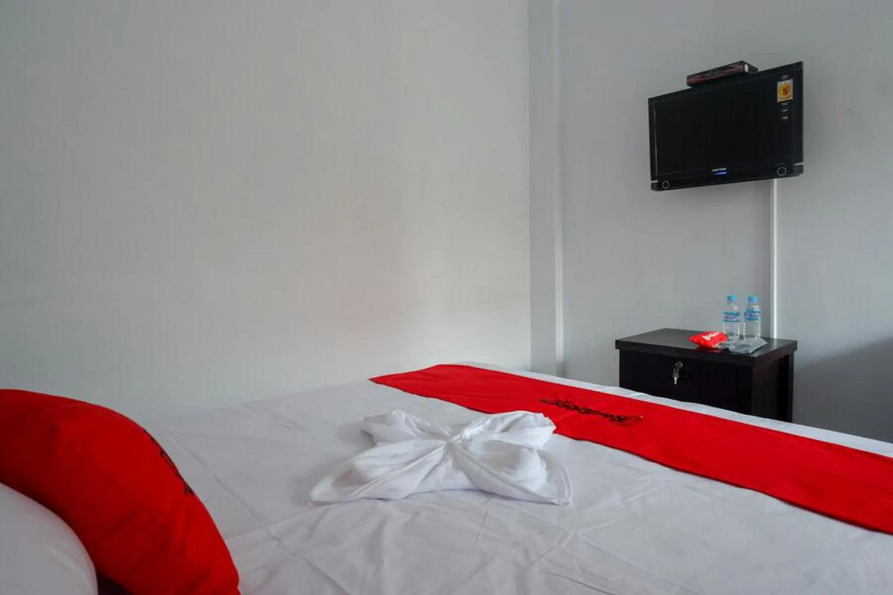 Bedroom, Bed in RedDoorz Syariah near Alun Alun Balai Kota Tegal