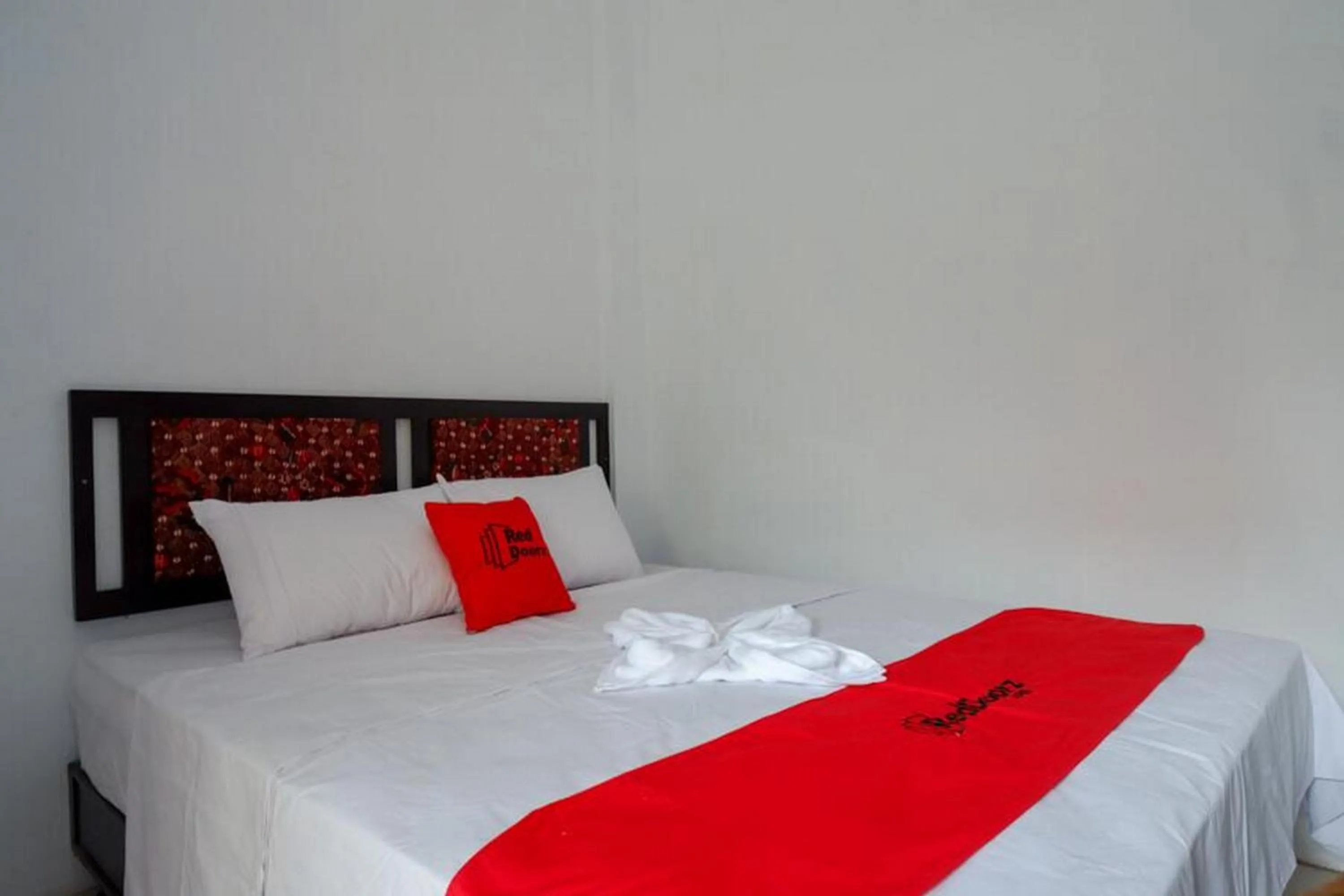 Bedroom, Bed in RedDoorz Syariah near Alun Alun Balai Kota Tegal