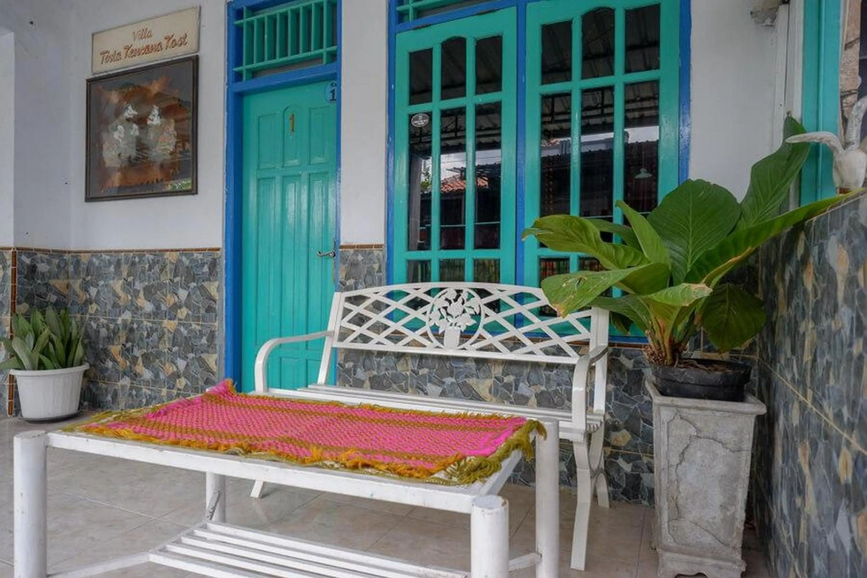 Seating area in RedDoorz Syariah near Alun Alun Balai Kota Tegal