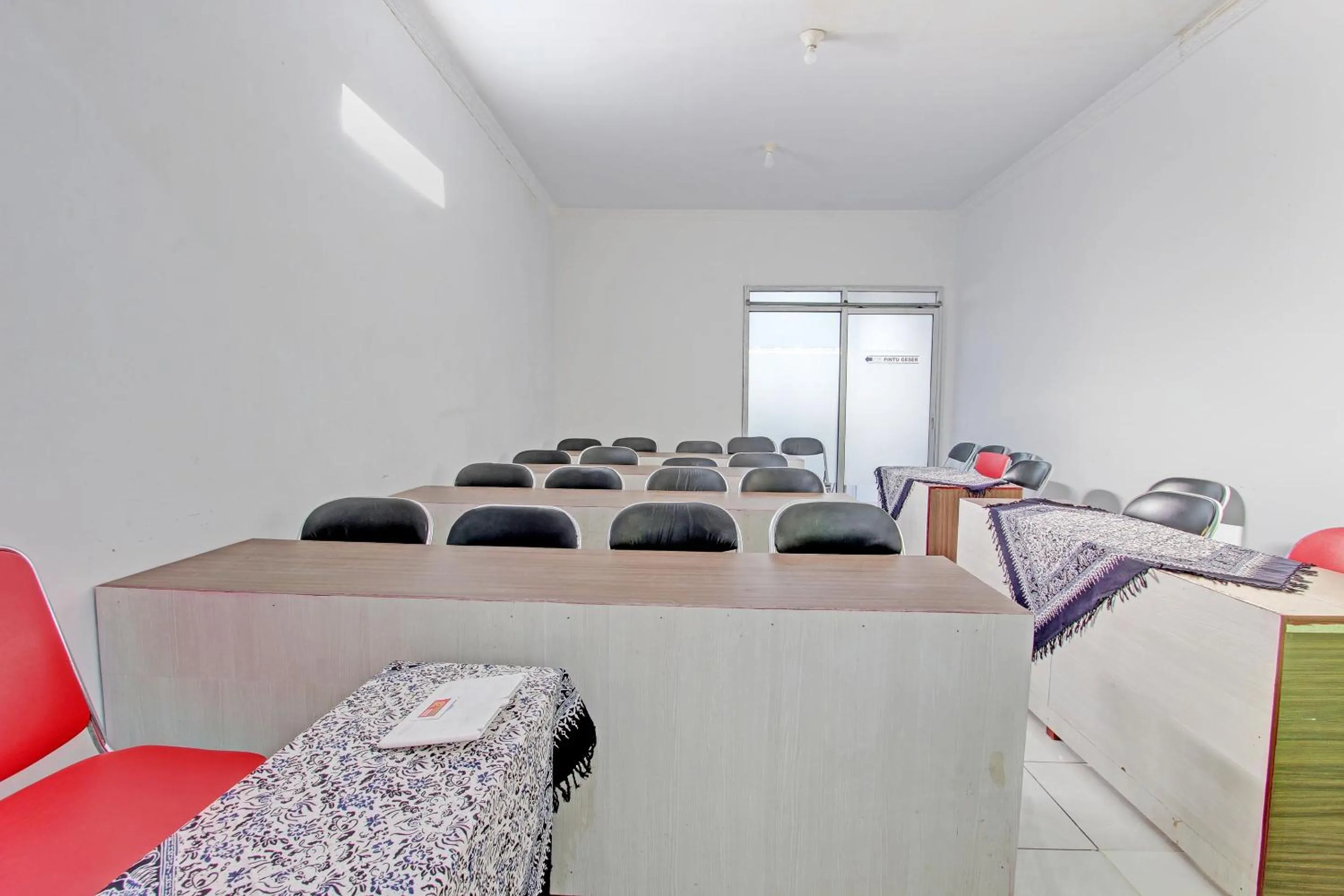 Lobby or reception in Capital O 92929 Hotel New Tirta Kencana Syariah