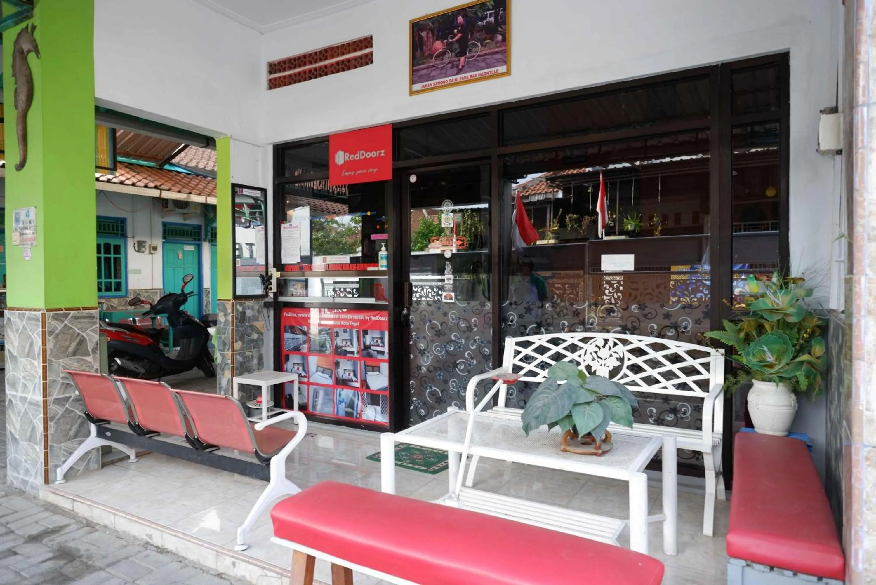 Seating area in RedDoorz Syariah near Alun Alun Balai Kota Tegal