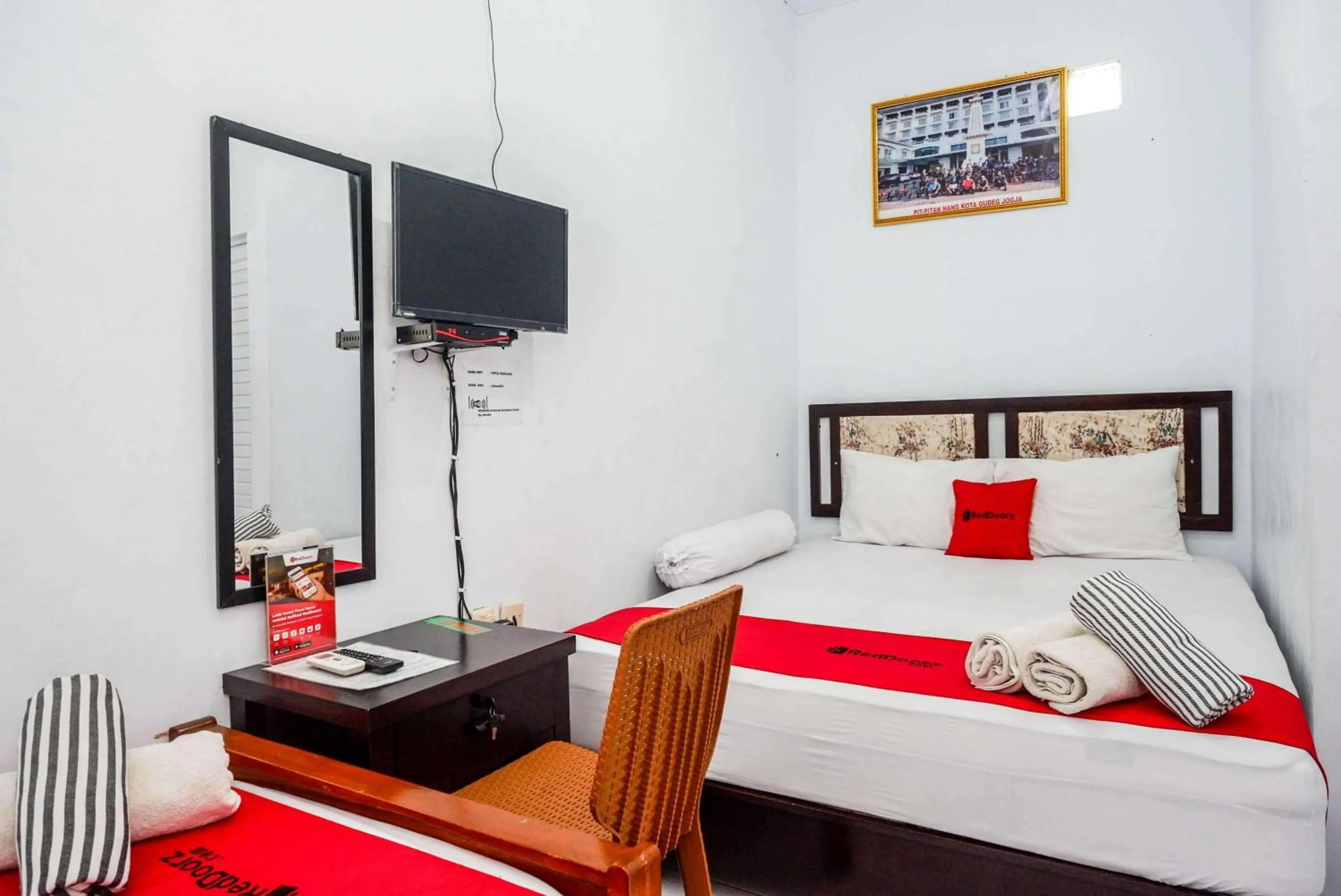 Bedroom, Bed in RedDoorz Syariah near Alun Alun Balai Kota Tegal