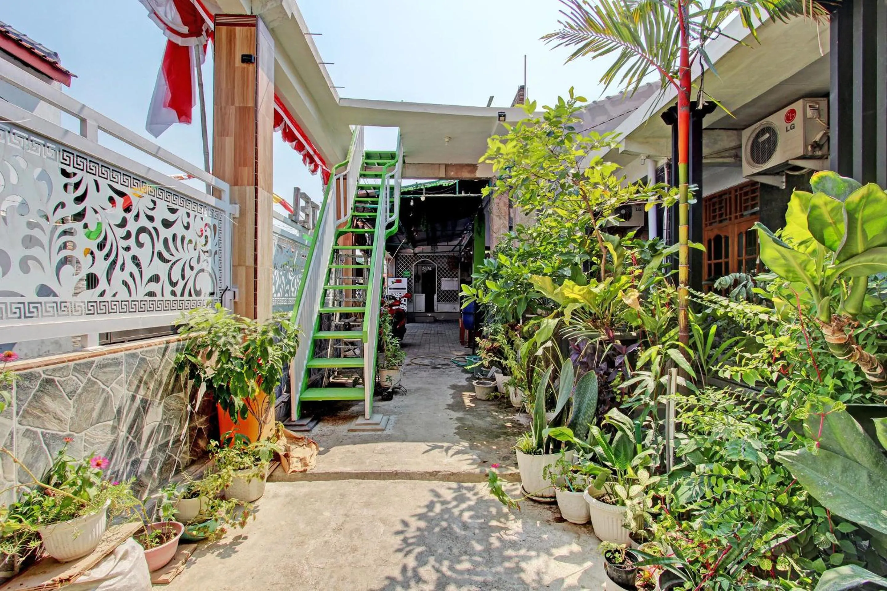Lobby or reception in Capital O 92929 Hotel New Tirta Kencana Syariah