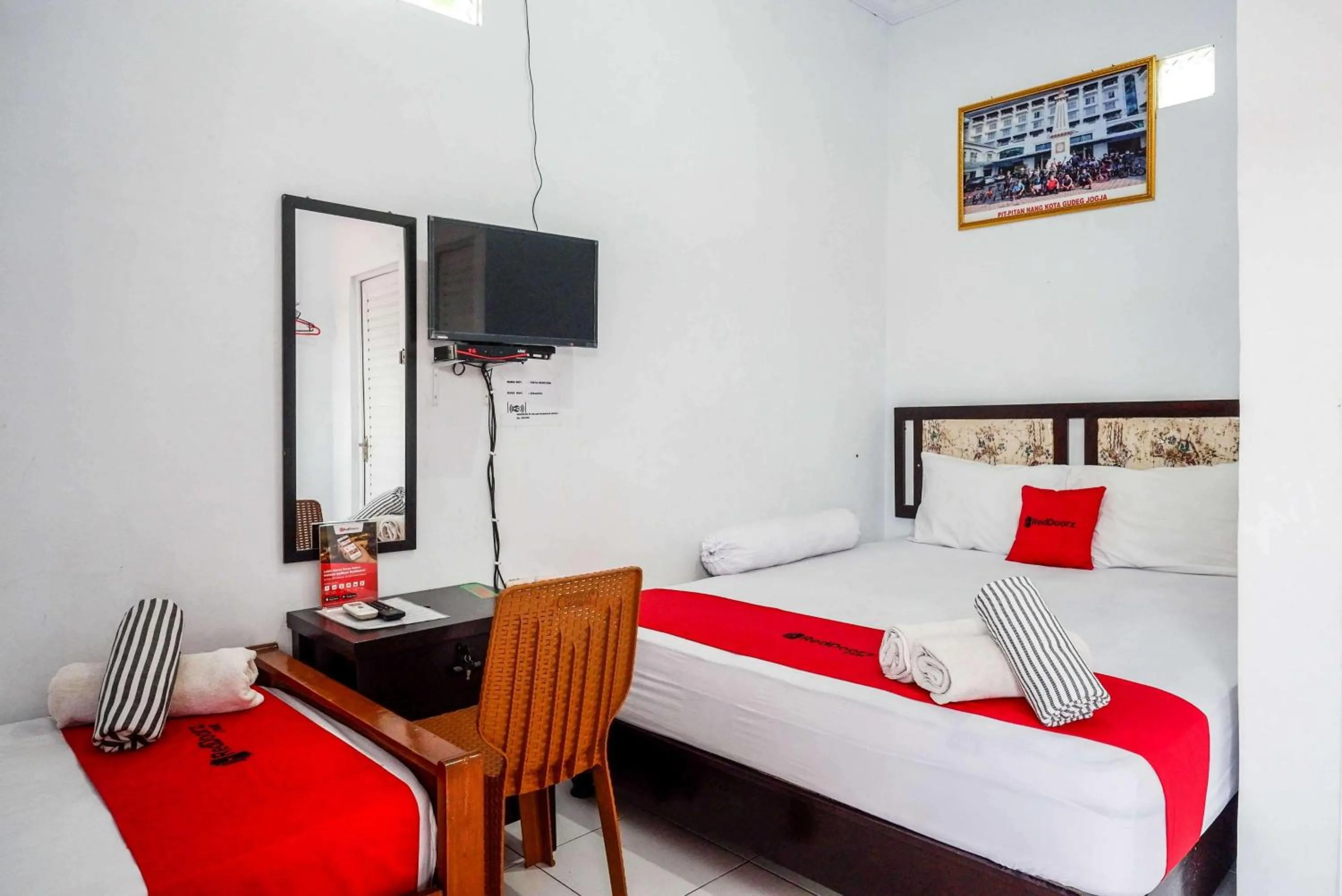 Bedroom, Bed in RedDoorz Syariah near Alun Alun Balai Kota Tegal