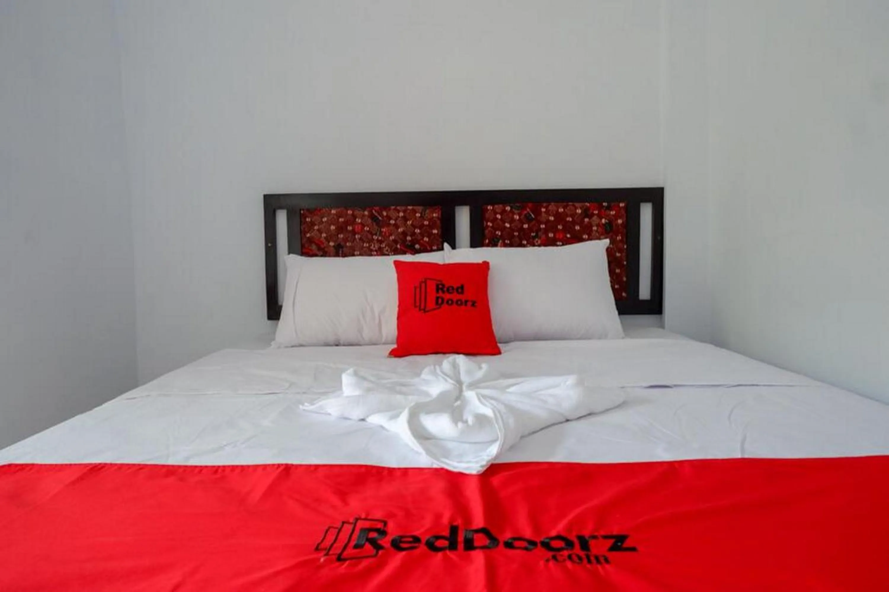 Bedroom, Bed in RedDoorz Syariah near Alun Alun Balai Kota Tegal