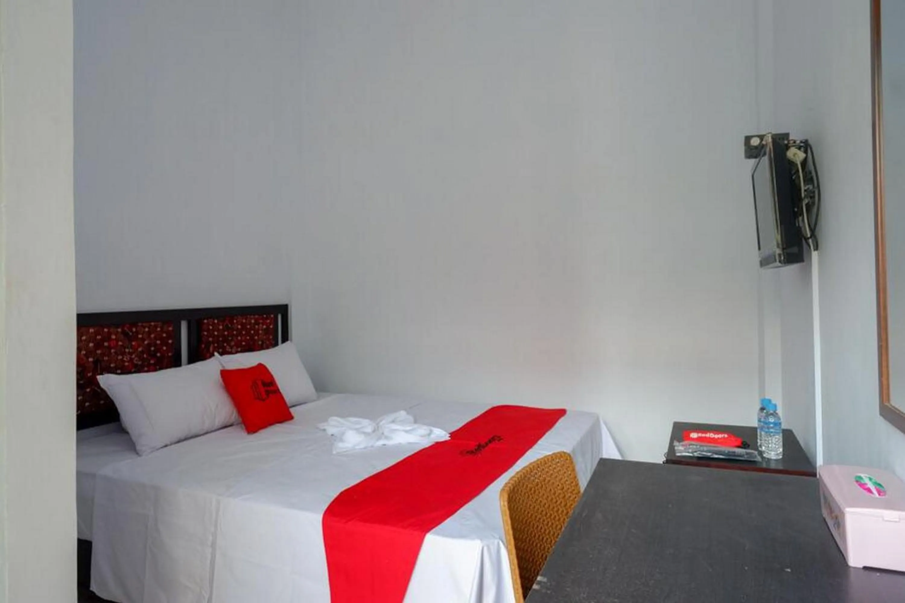 Bedroom, Bed in RedDoorz Syariah near Alun Alun Balai Kota Tegal