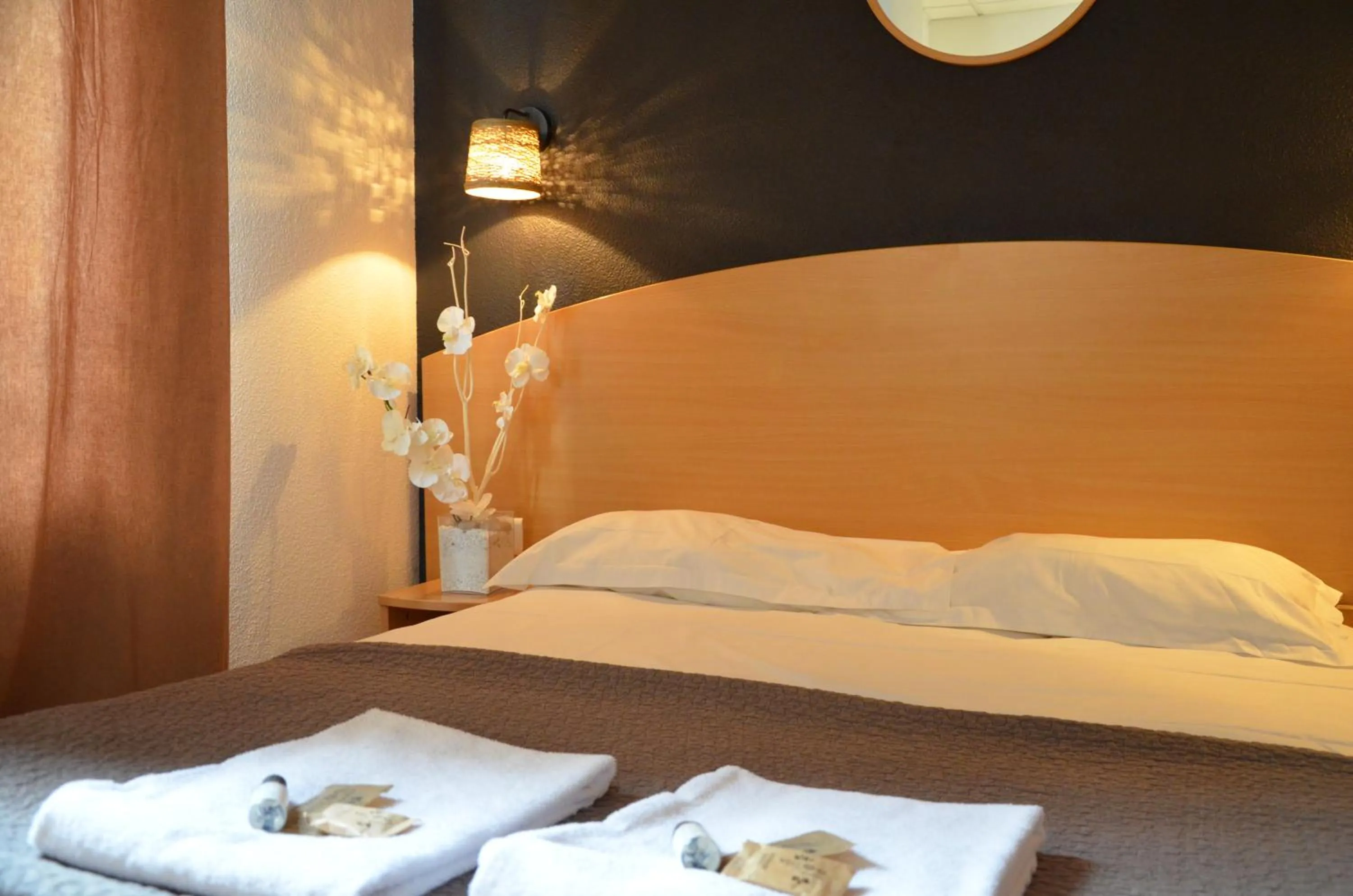 Photo of the whole room, Bed in Hôtel de Lyon