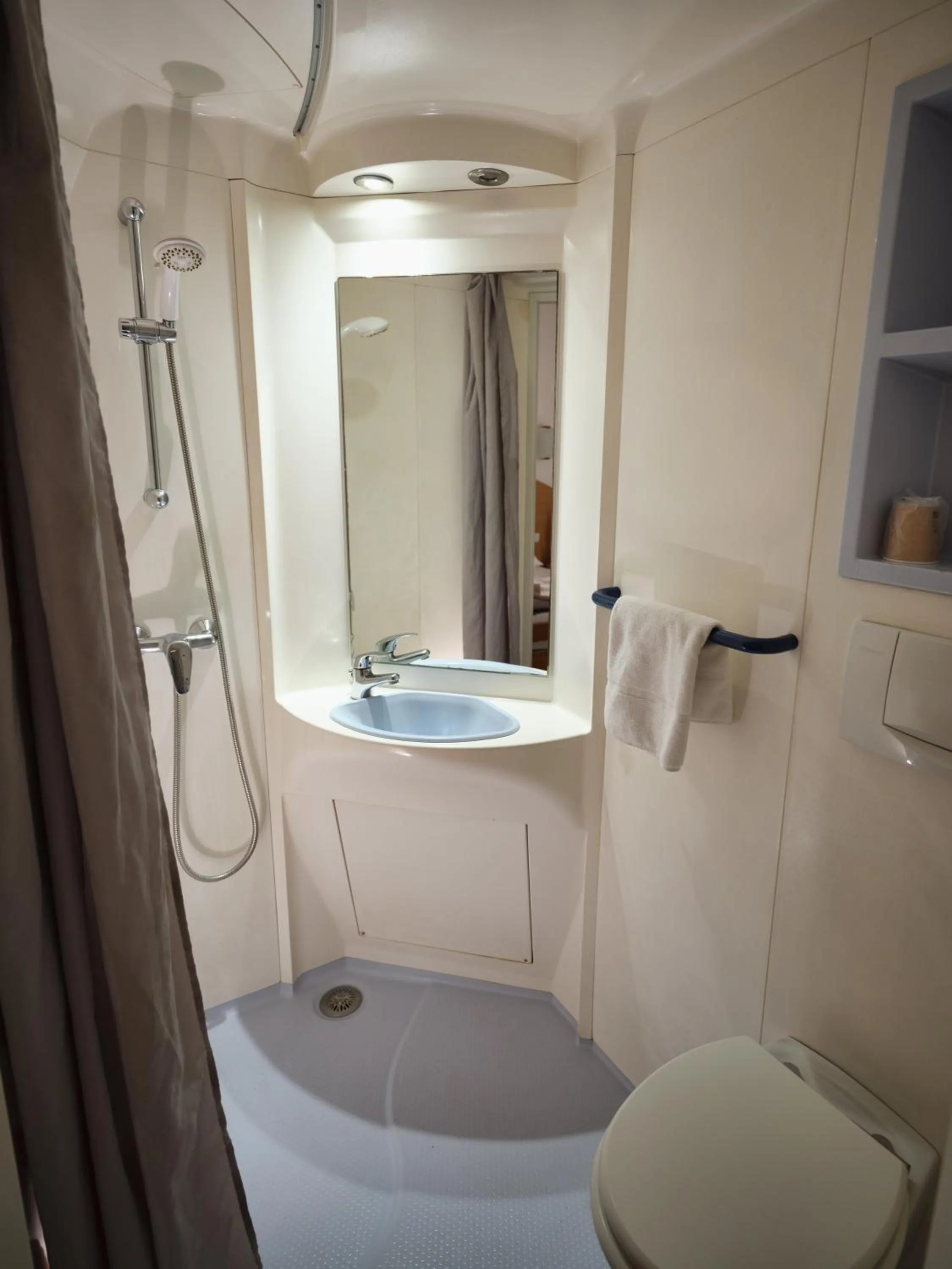 Shower in Hôtel de Lyon