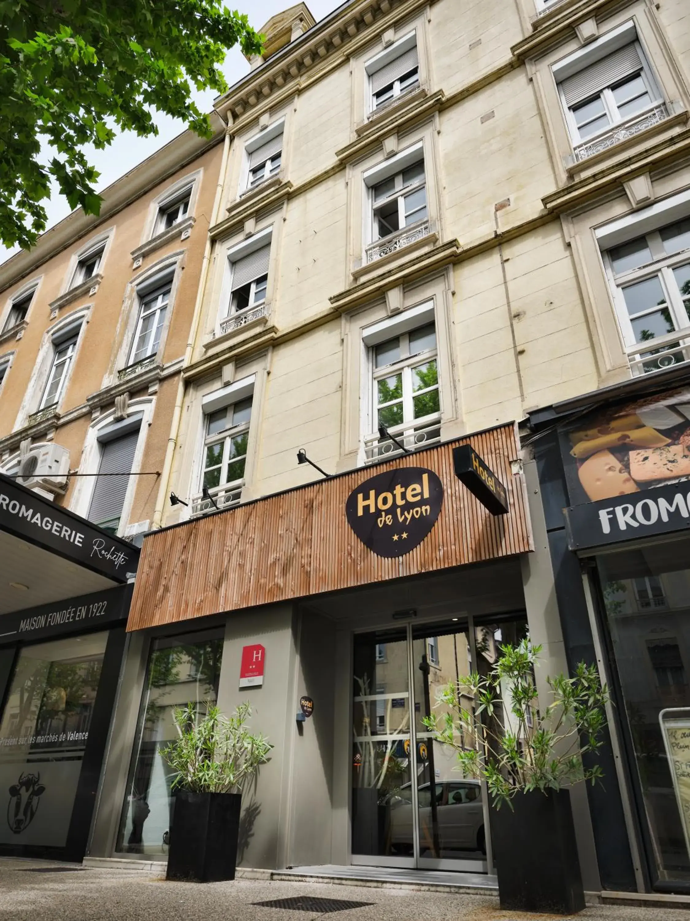 Property building in Hôtel de Lyon Property building in Hôtel de Lyon