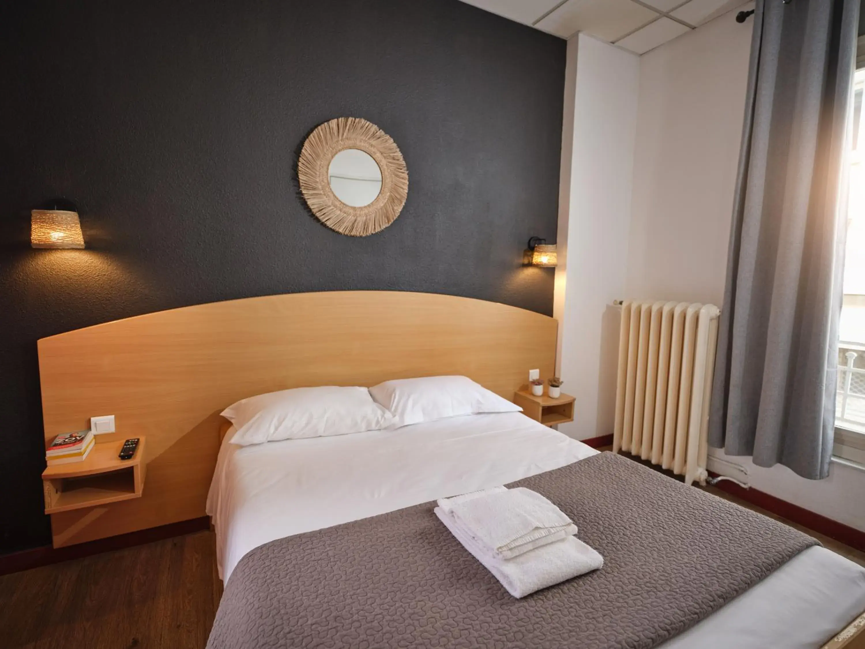 Bed in Hôtel de Lyon Bed in Hôtel de Lyon