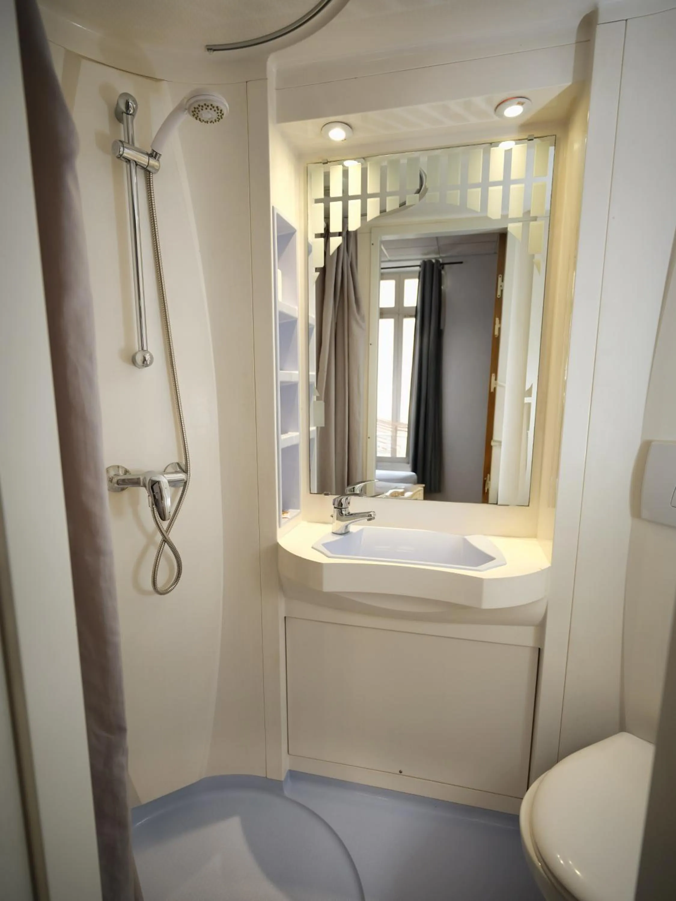 Shower in Hôtel de Lyon