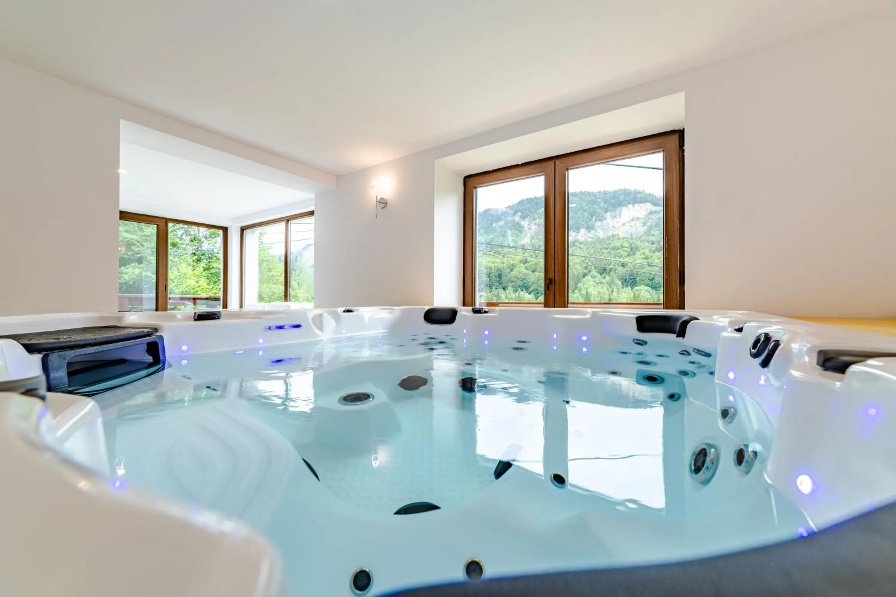 Hot Tub in Yael Luxury Apartments 3