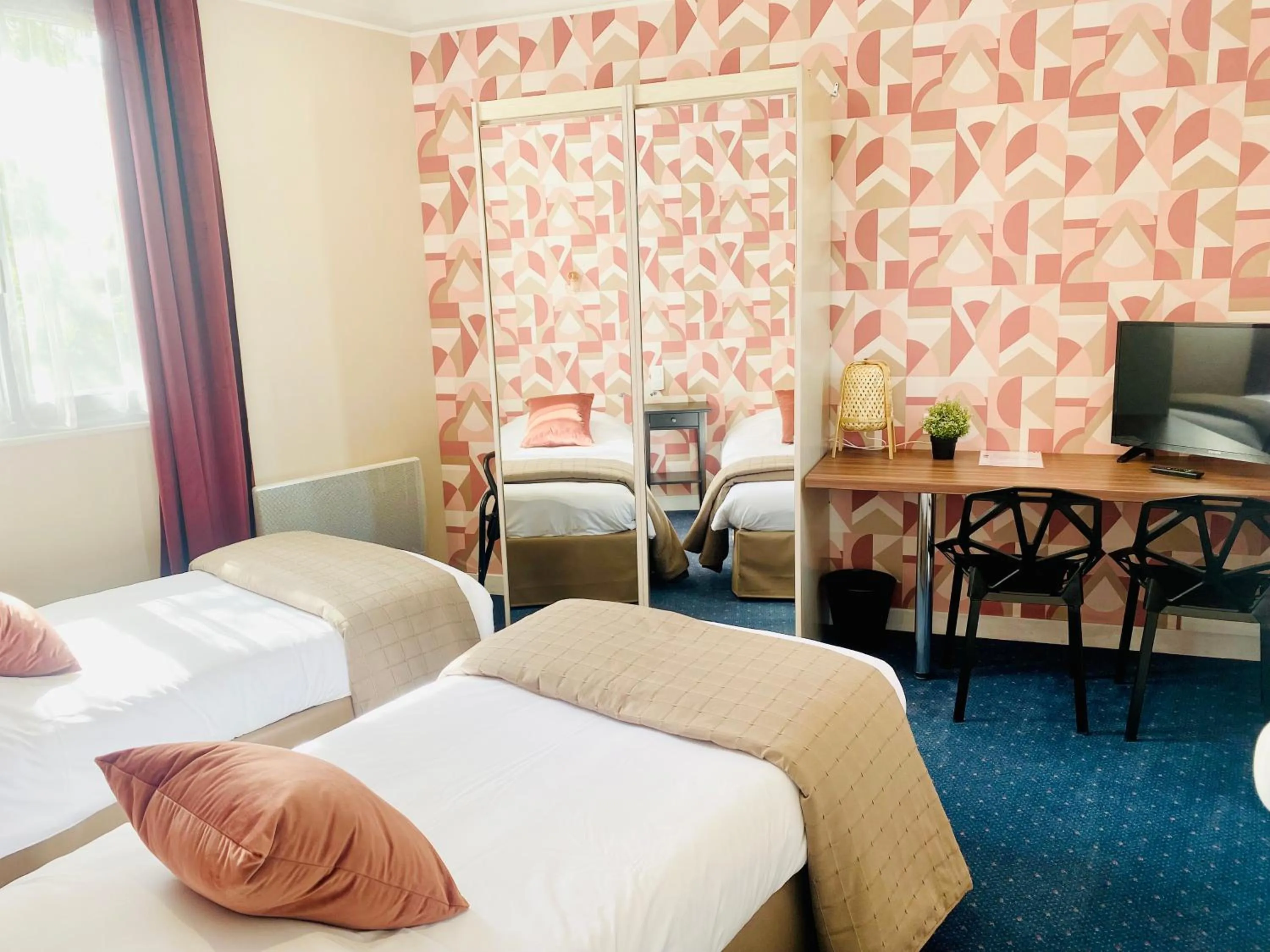 Bedroom, Bed in Grand Hôtel de L'Espérance