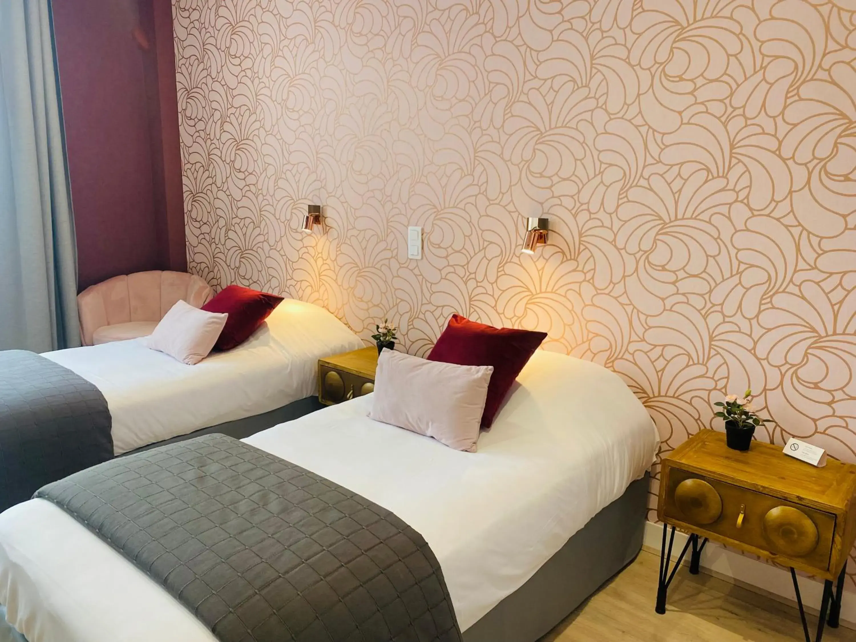 Bedroom, Bed in Grand Hôtel de L'Espérance Bedroom, Bed in Grand Hôtel de L'Espérance