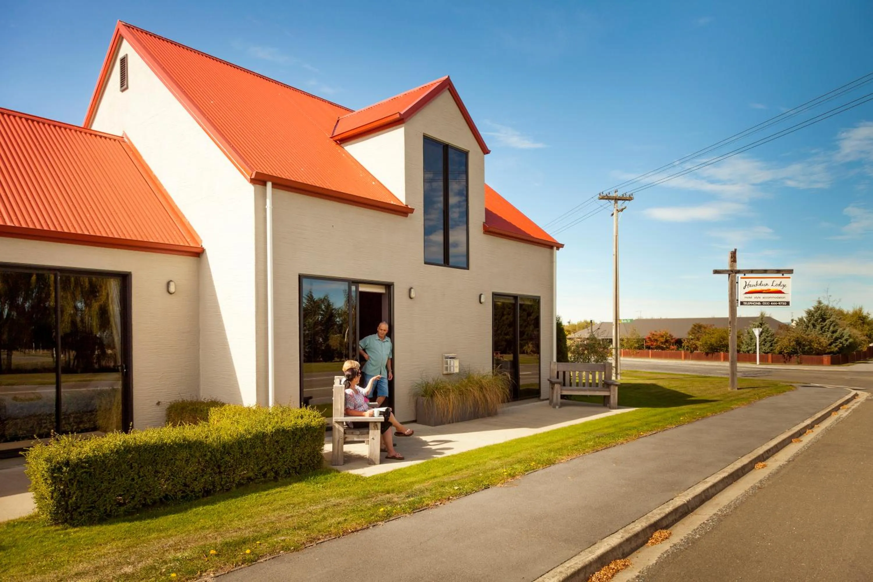 Communal lounge/ TV room in Hawkdun Lodge Motel