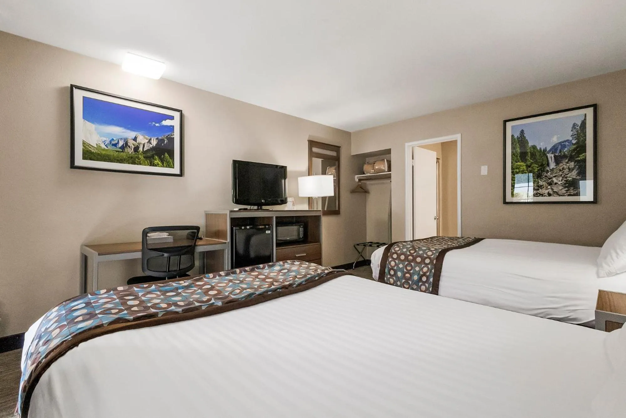 Photo of the whole room, Bed in Heritage Inn - Yosemite/Sonora