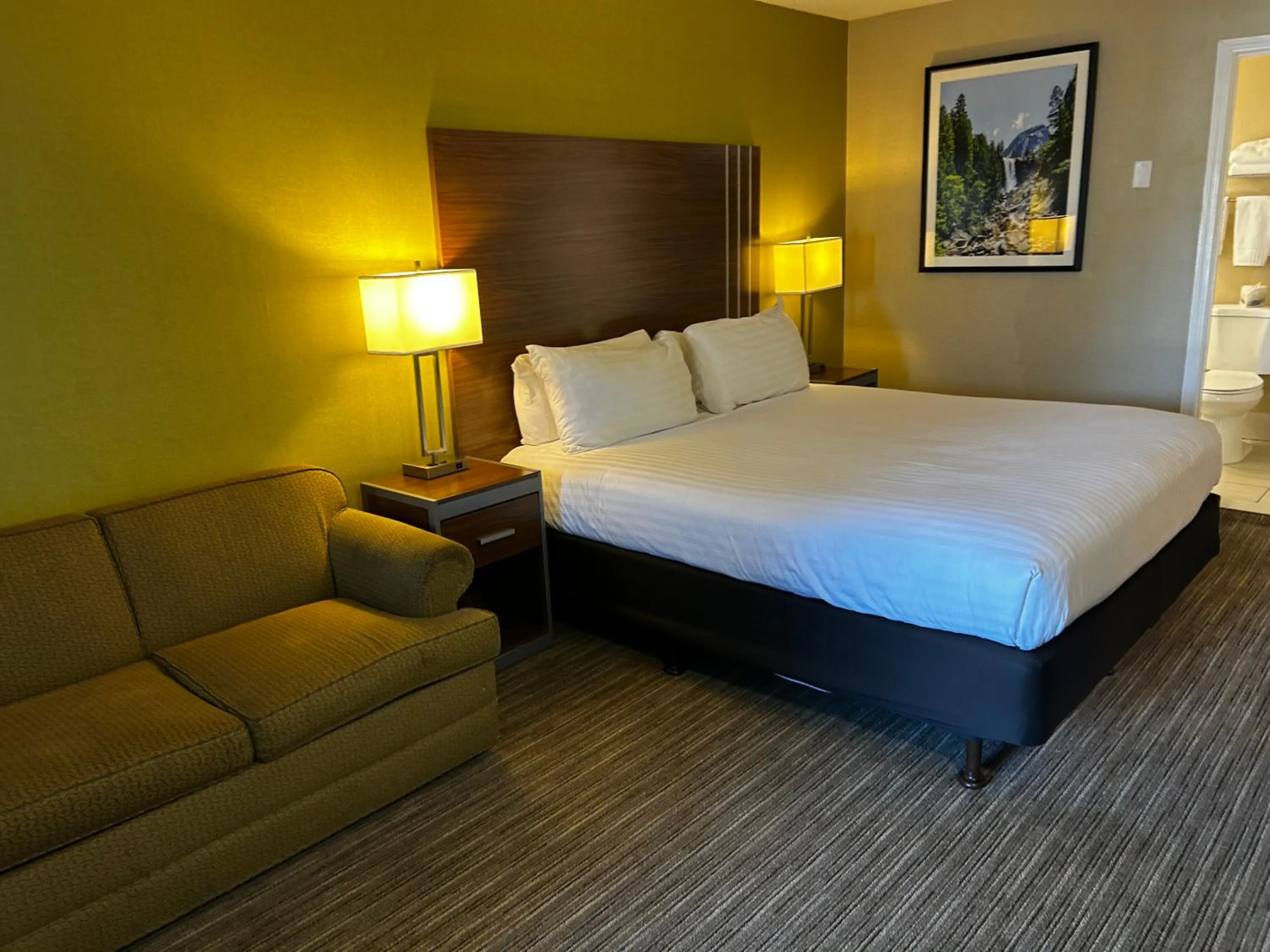 Photo of the whole room, Bed in Heritage Inn - Yosemite/Sonora