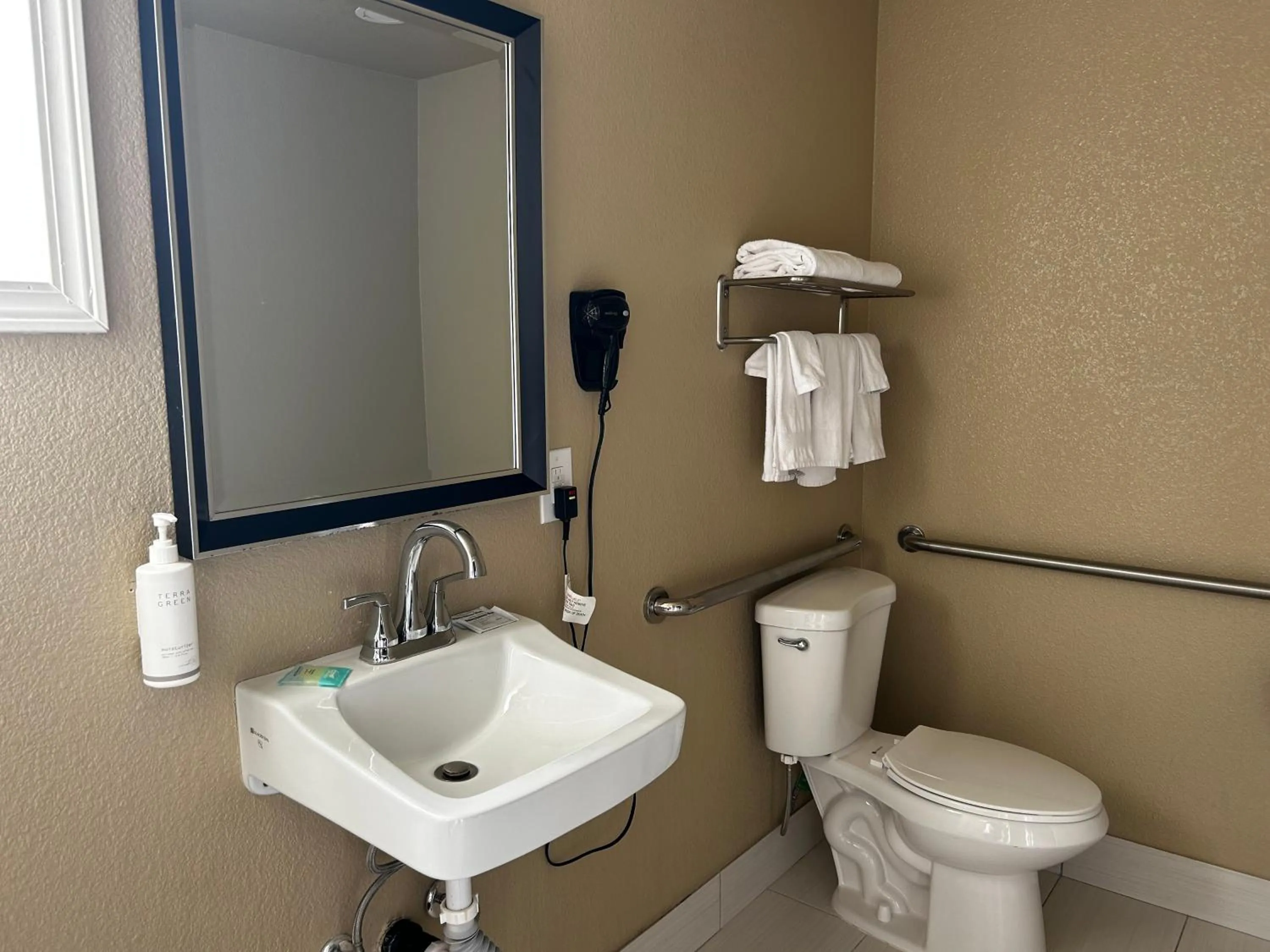 Bathroom in Heritage Inn - Yosemite/Sonora