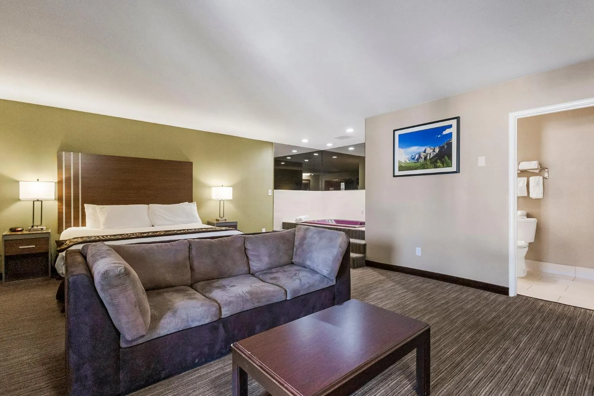 Photo of the whole room in Heritage Inn - Yosemite/Sonora