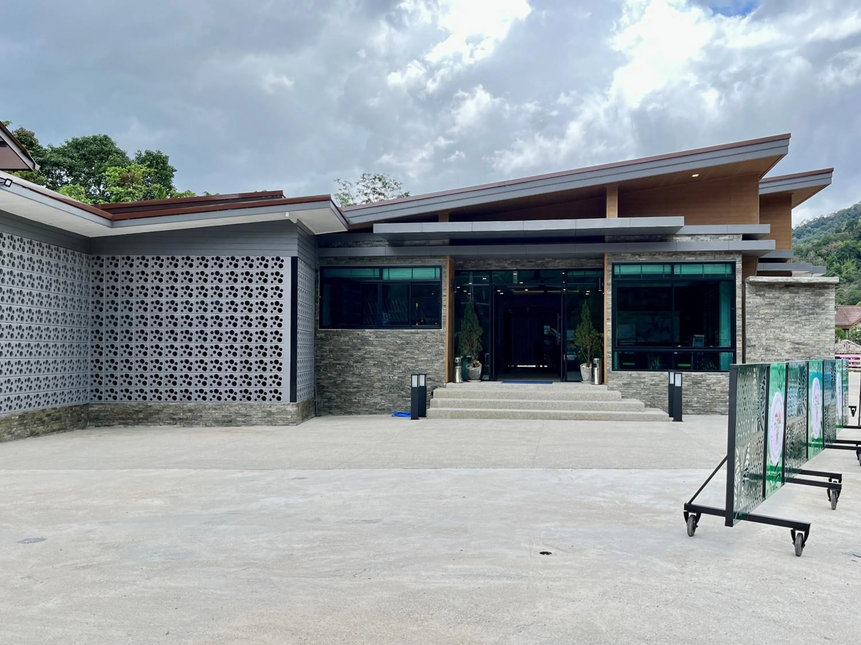 Parking in Khao Sok River Lodge Hotel