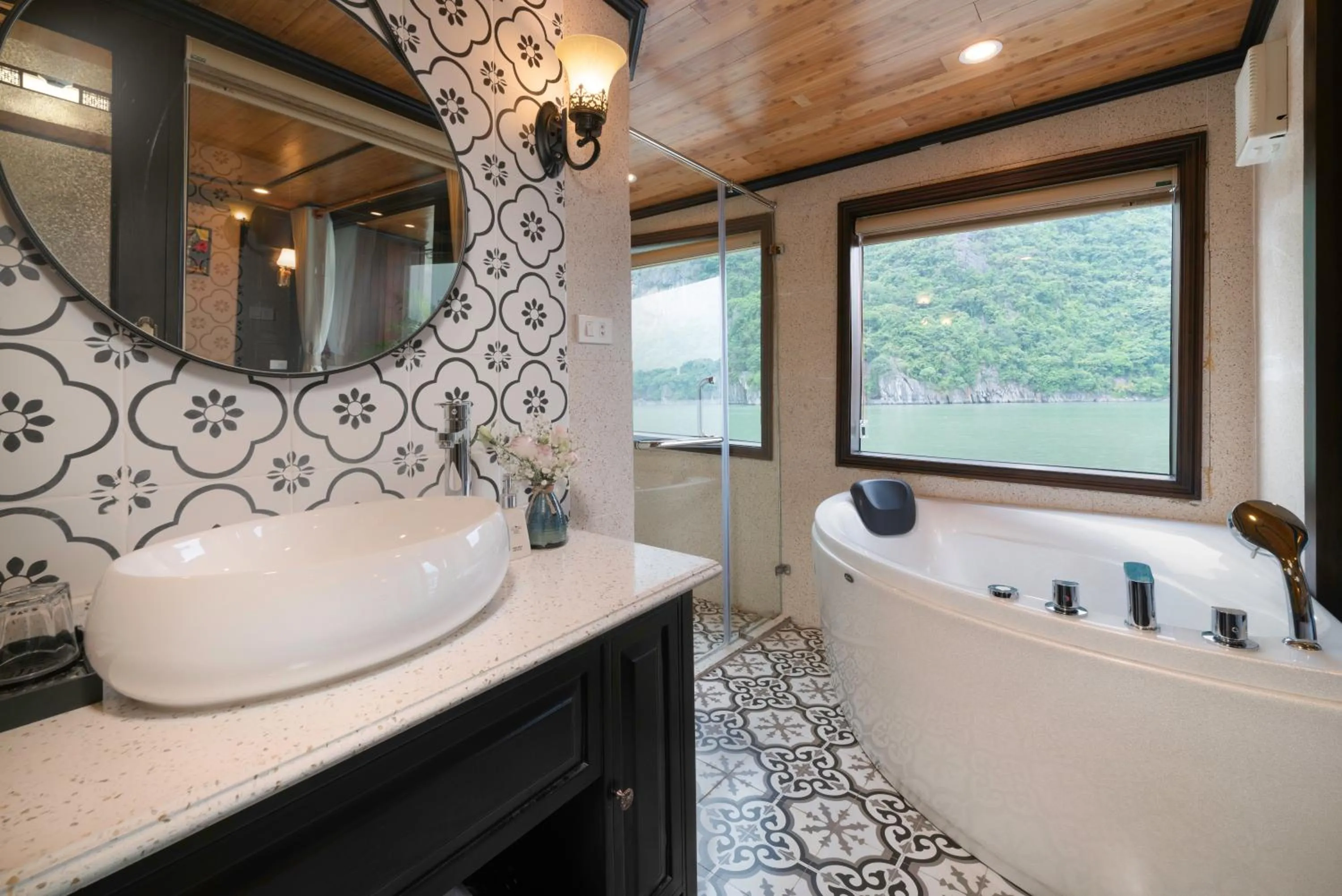 Hot Tub in Victory Star Cruise