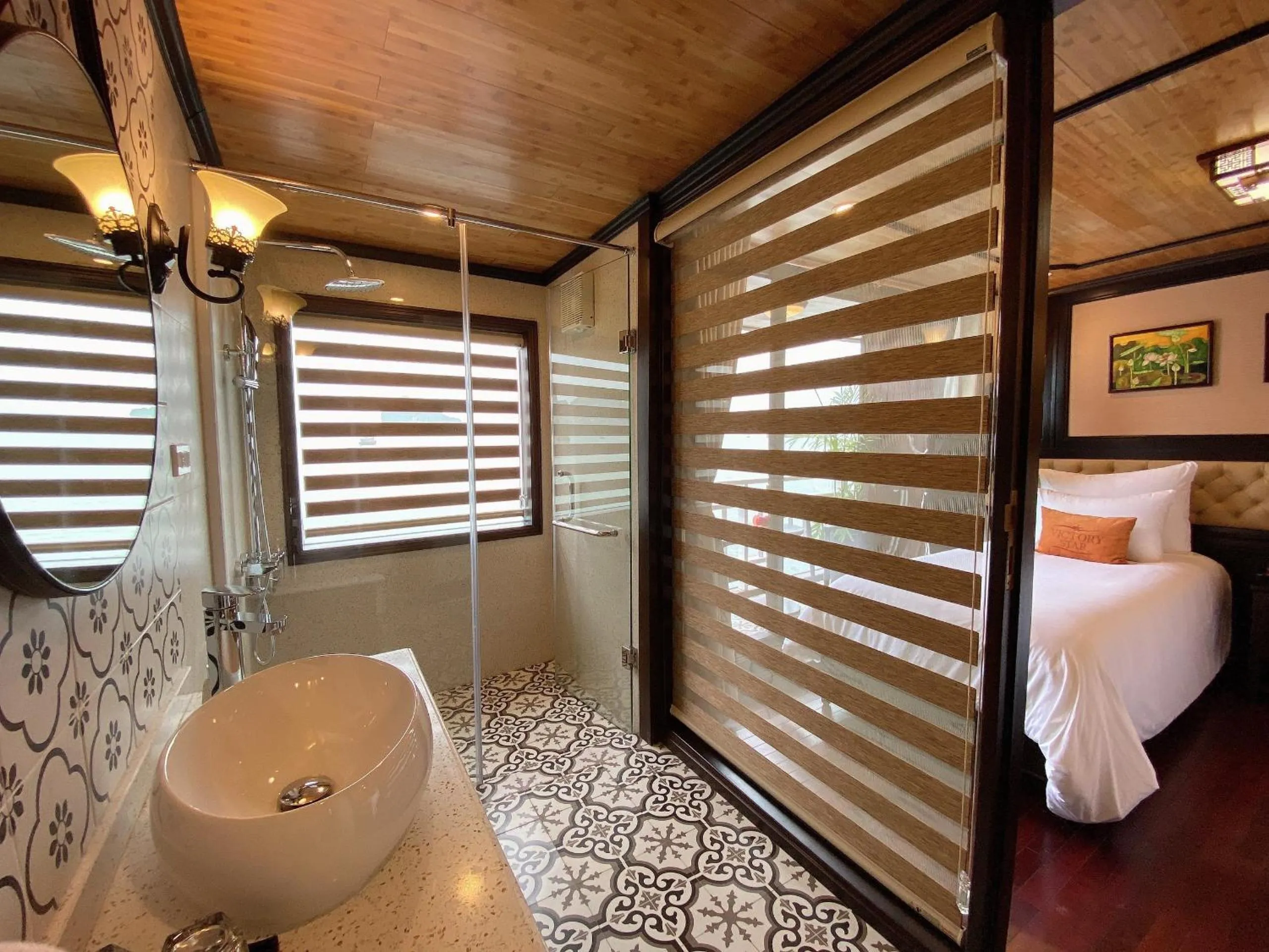 Bathroom, Bed in Victory Star Cruise