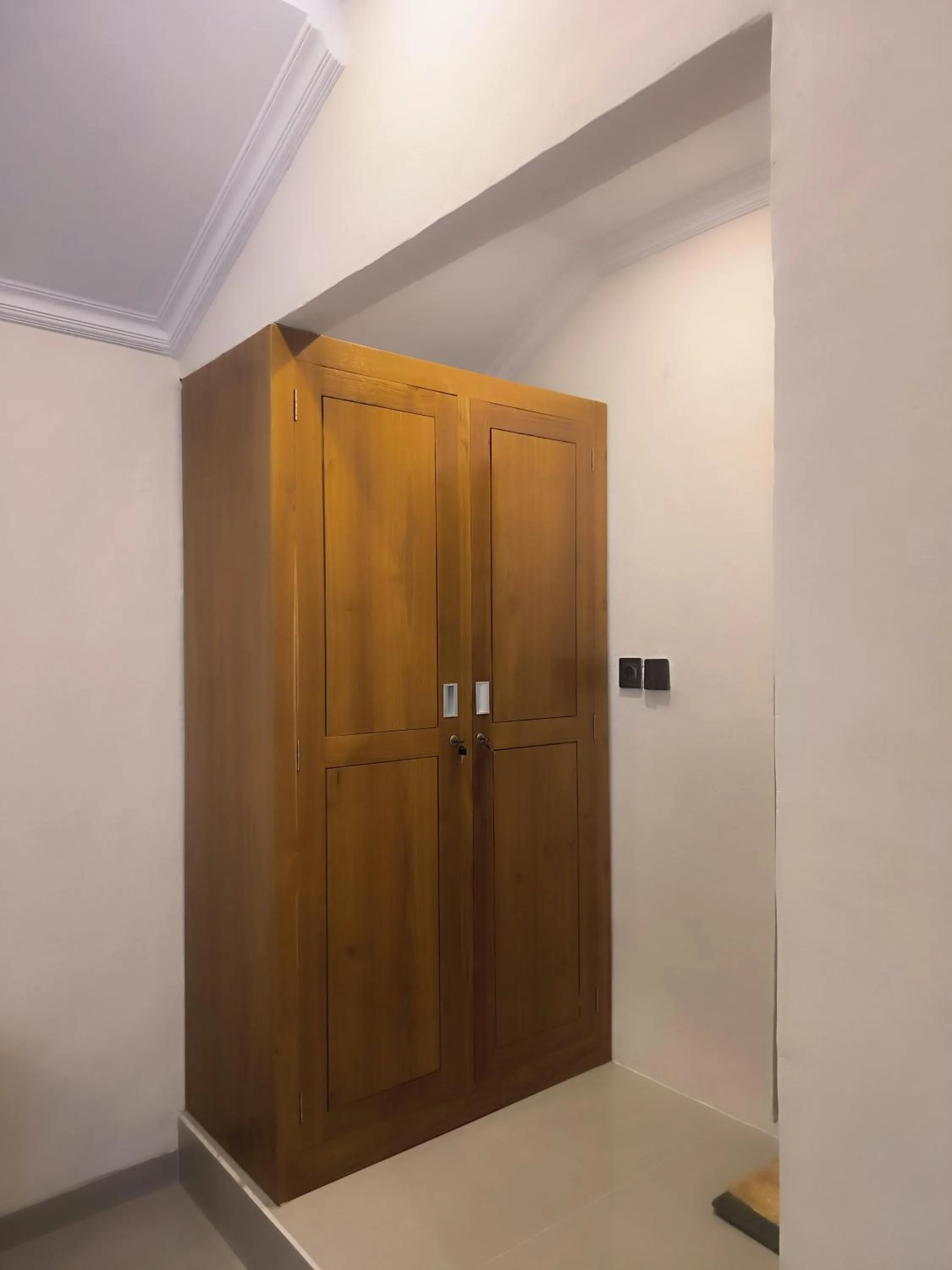 wardrobe in Arsa Homestay & Spa