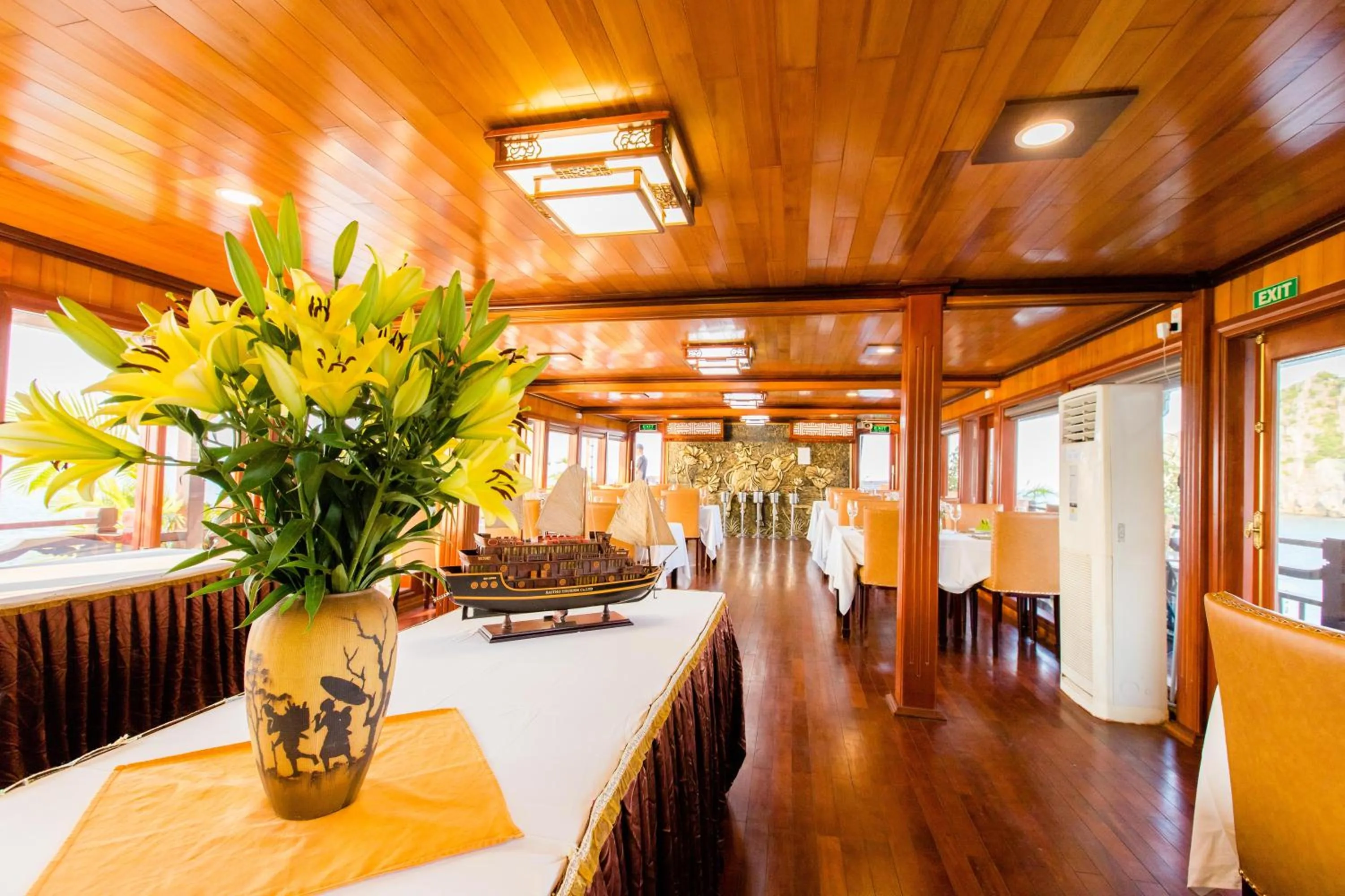 Restaurant/places to eat in Victory Cruise