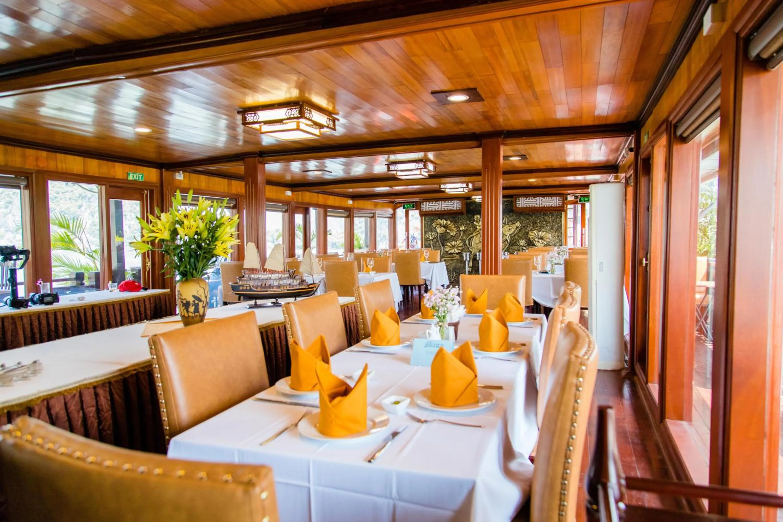 Restaurant/places to eat in Victory Cruise