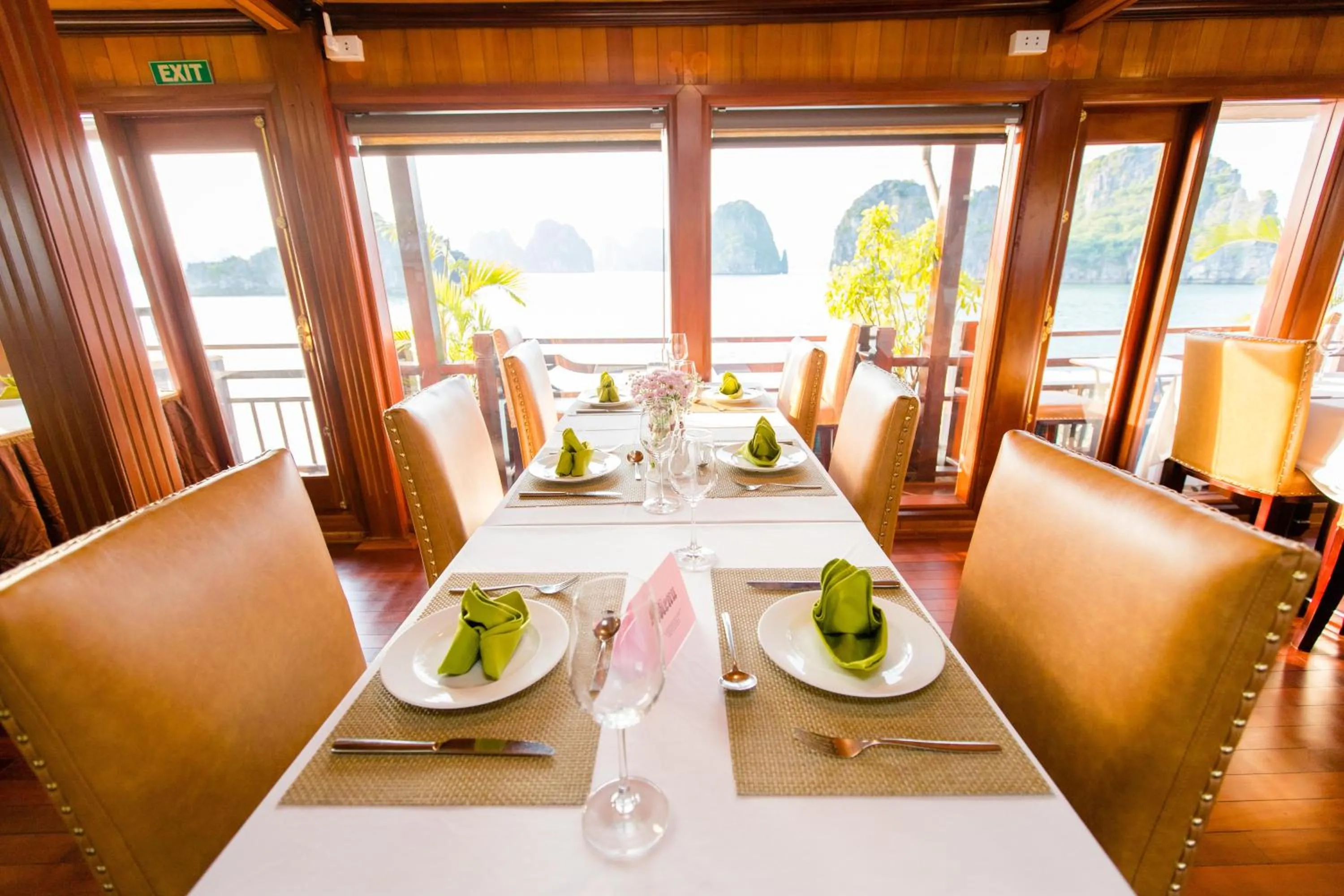 Restaurant/places to eat in Victory Cruise