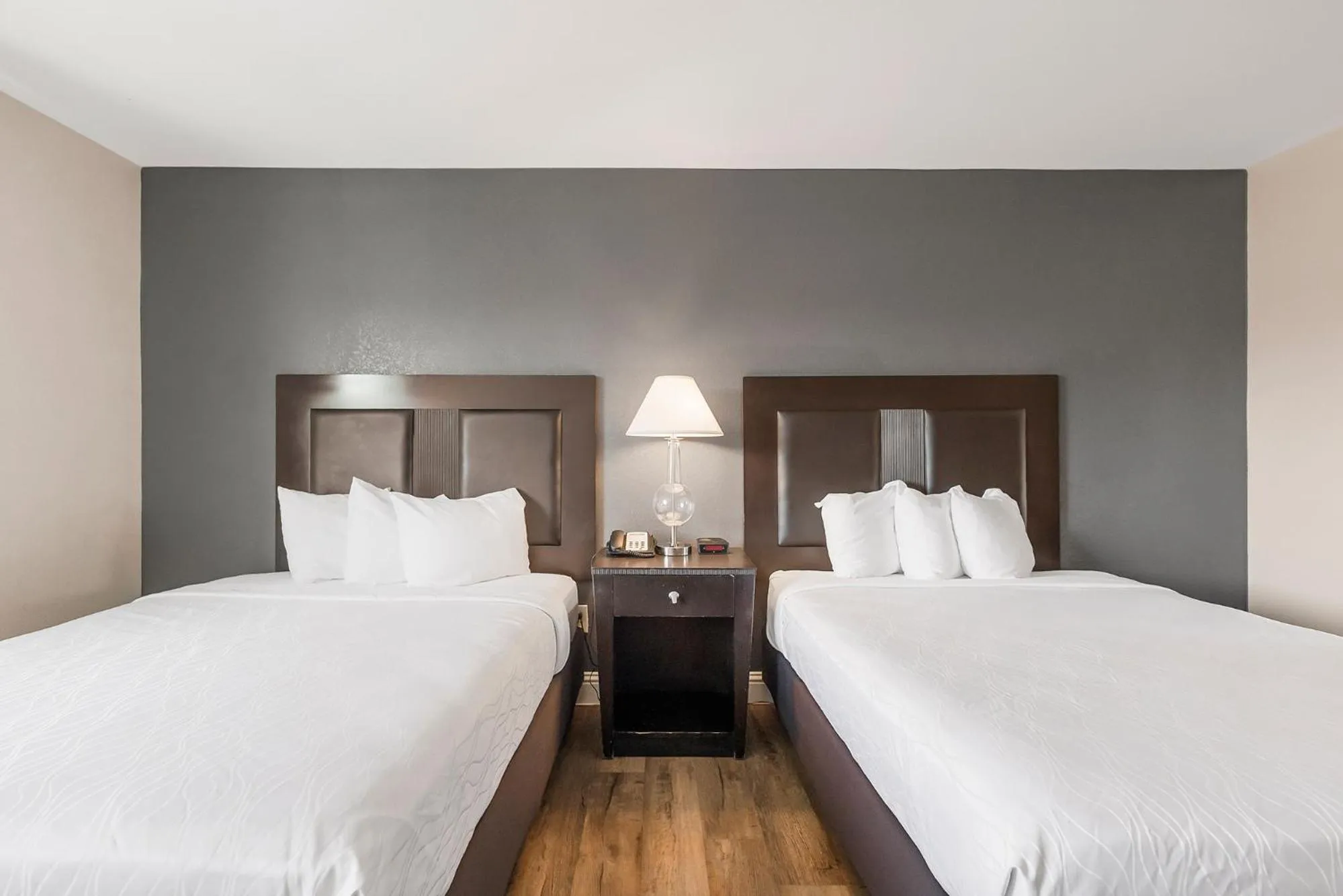 Photo of the whole room, Bed in Sutter Inn