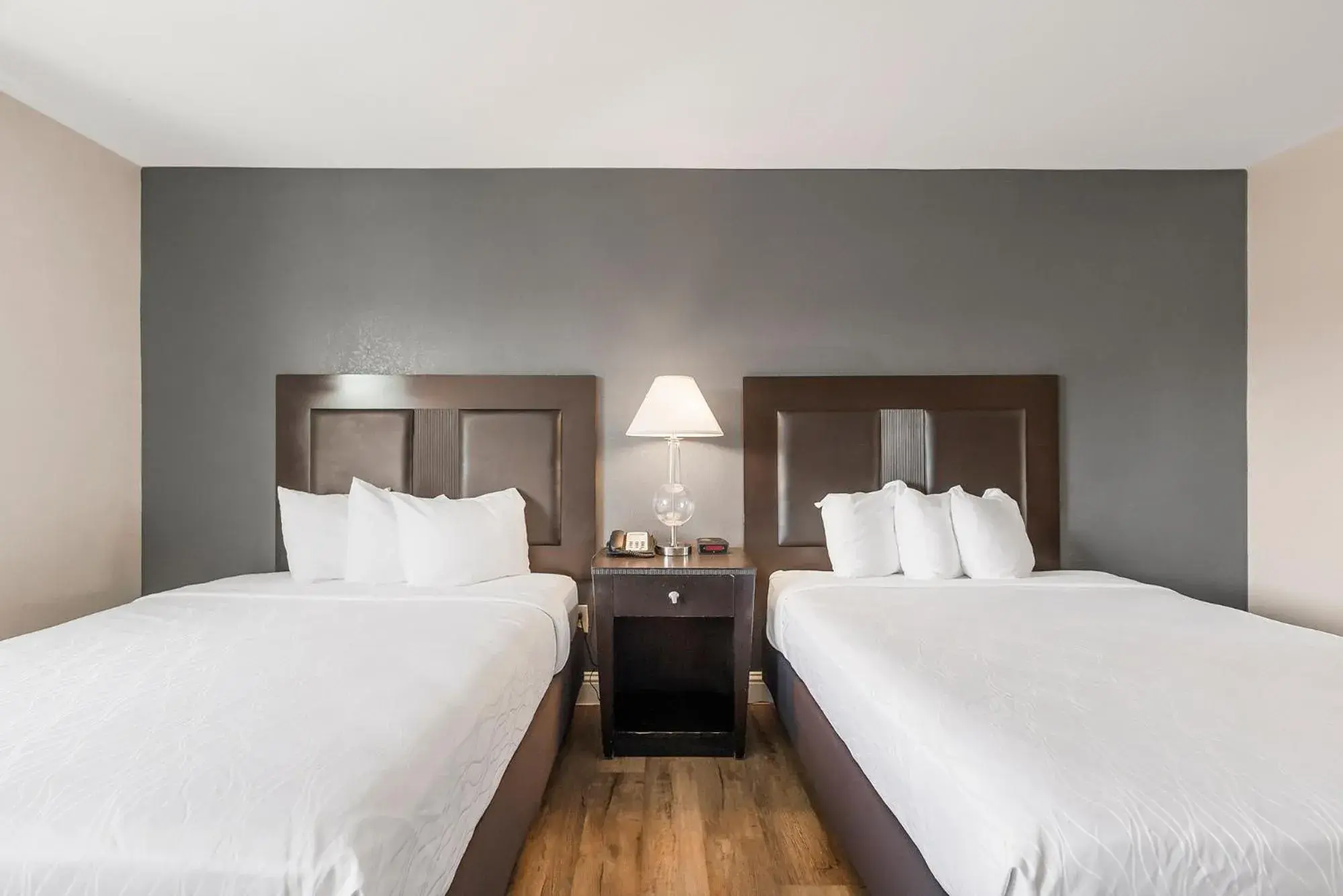 Photo of the whole room, Bed in Sutter Inn Photo of the whole room, Bed in Sutter Inn