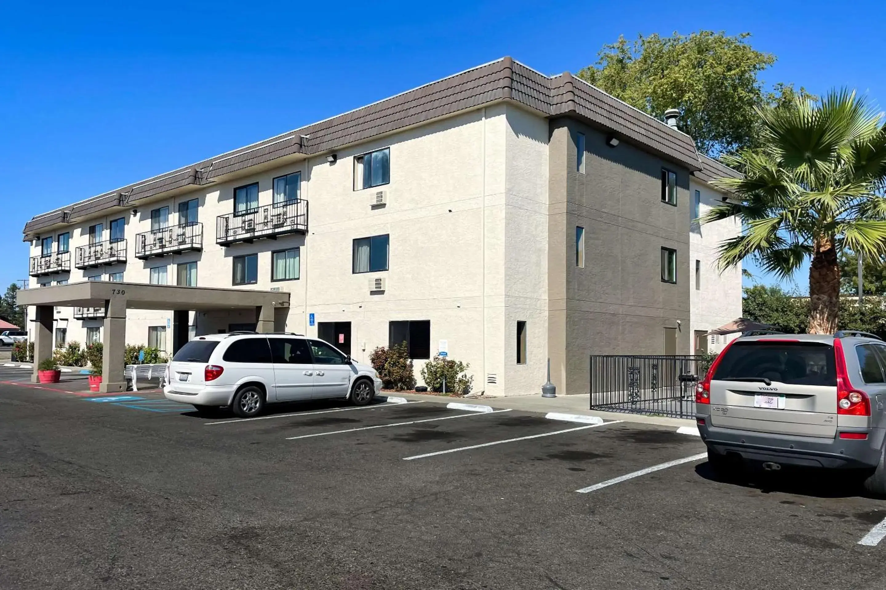 Property building in Sutter Inn Property building in Sutter Inn