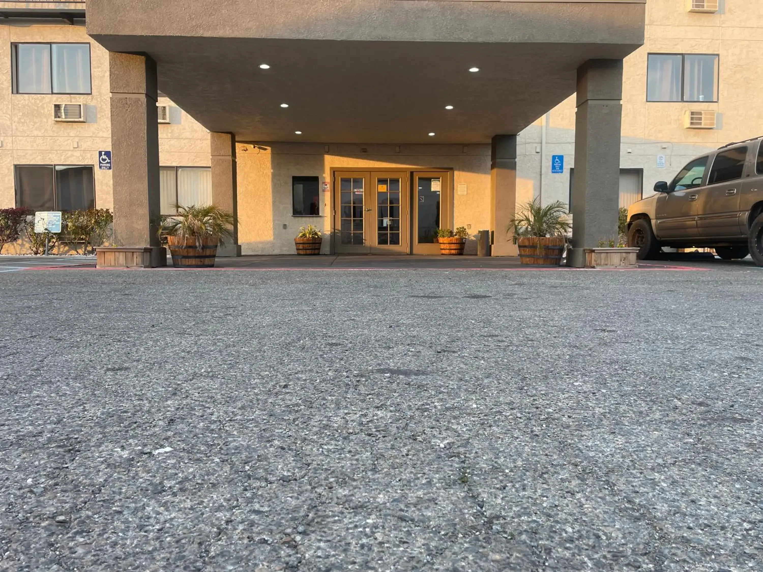 Facade/entrance in Sutter Inn Facade/entrance in Sutter Inn