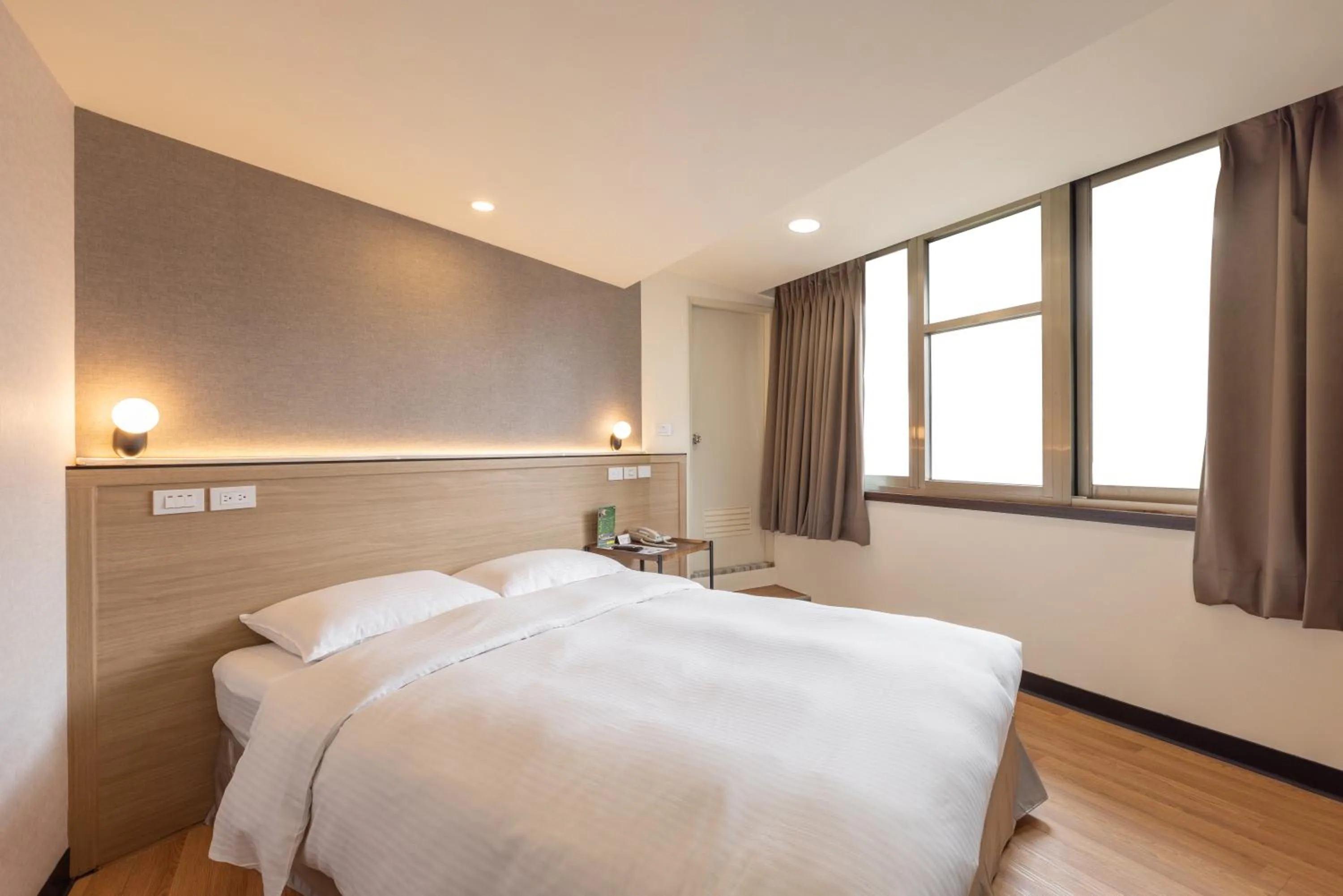 Photo of the whole room, Bed in New World Hotel