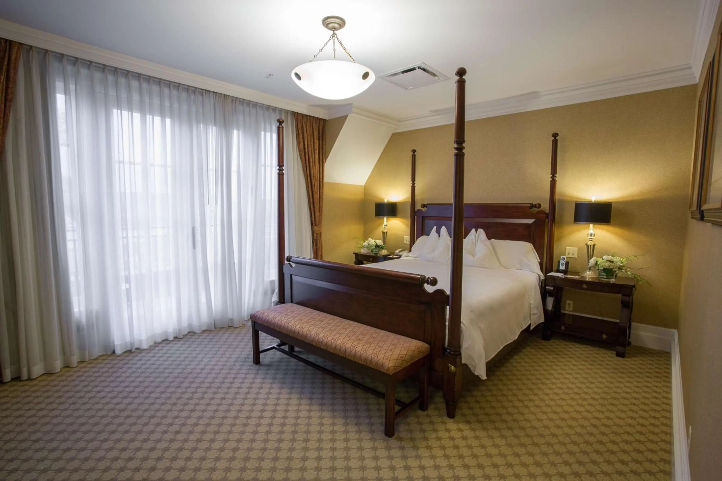 King Suite with Balcony - single occupancy - Non-Smoking in Royal Park Hotel