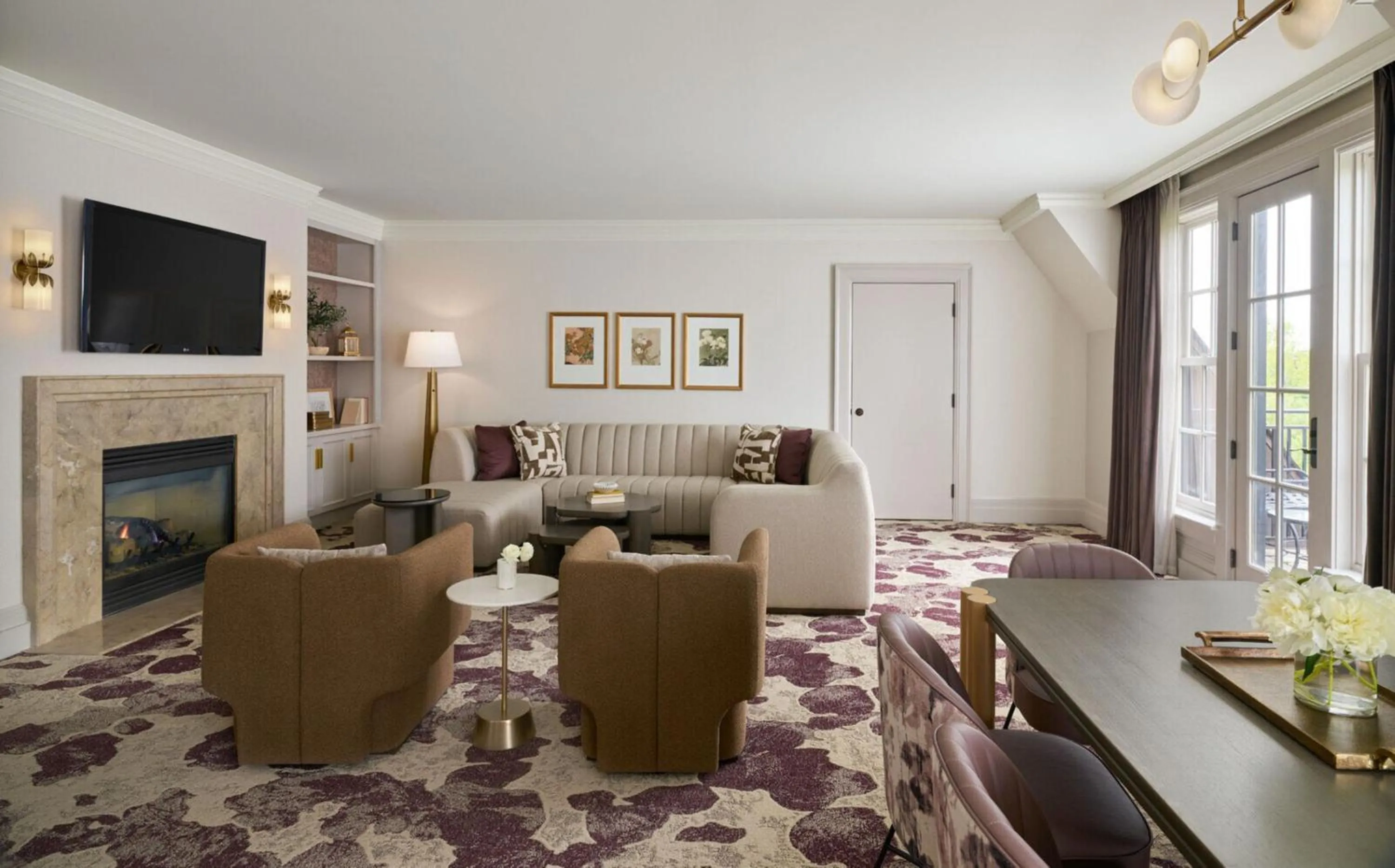 TV and multimedia in Royal Park Hotel