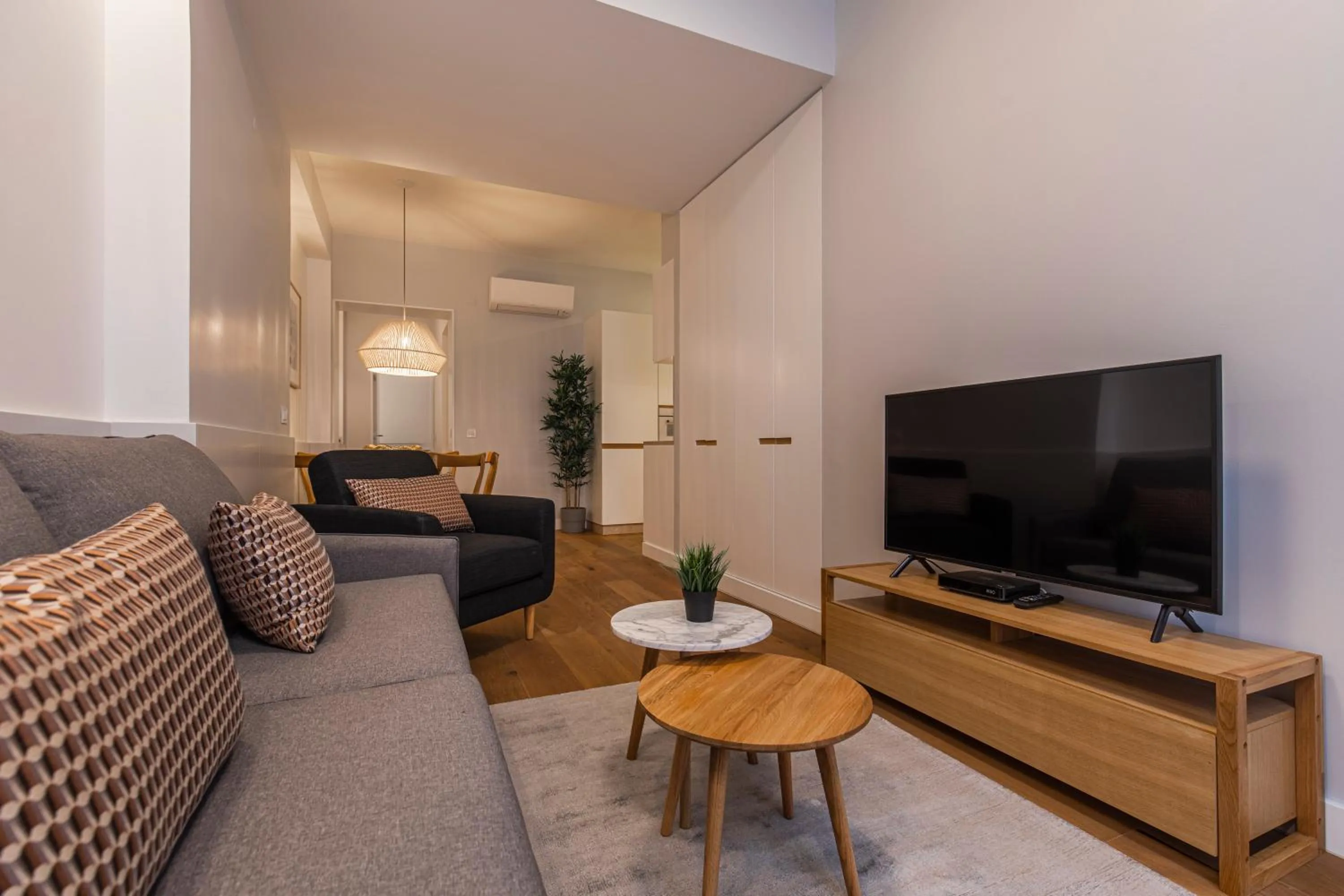 Living room in Upscale & Modern 2BDR Apartment