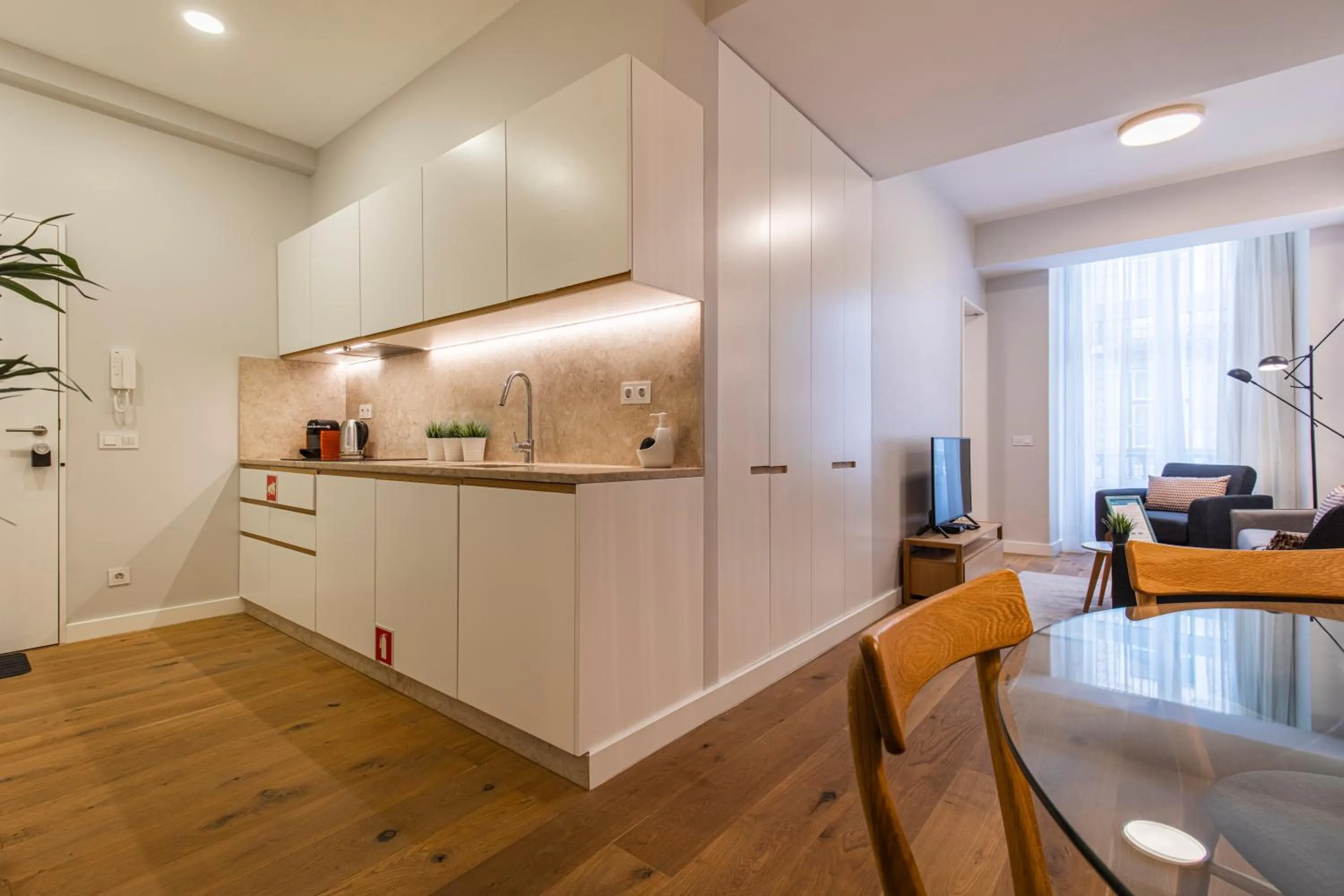 Kitchen or kitchenette in Upscale & Modern 2BDR Apartment