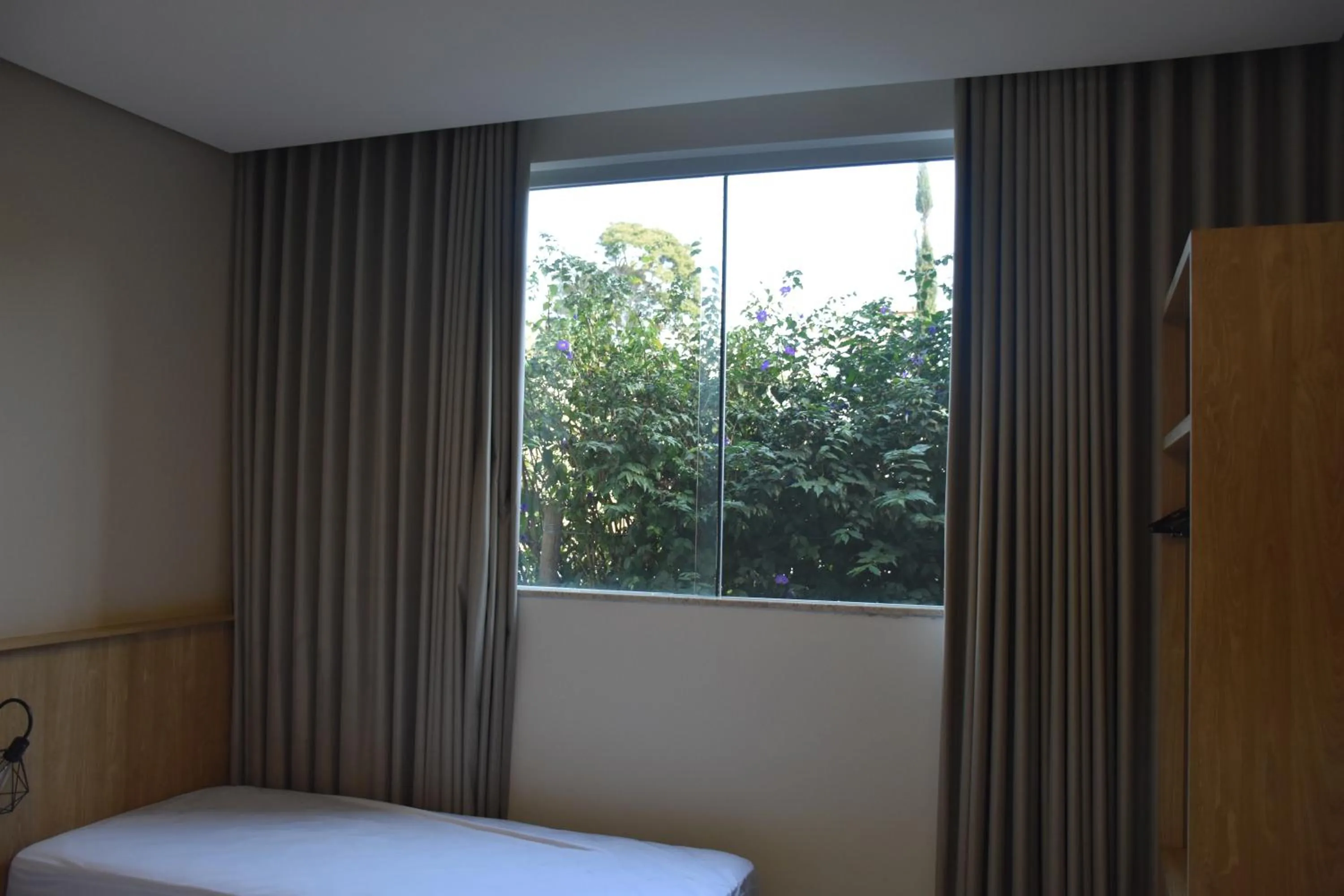 View (from property/room), Bed in Pousada Viver Capitólio