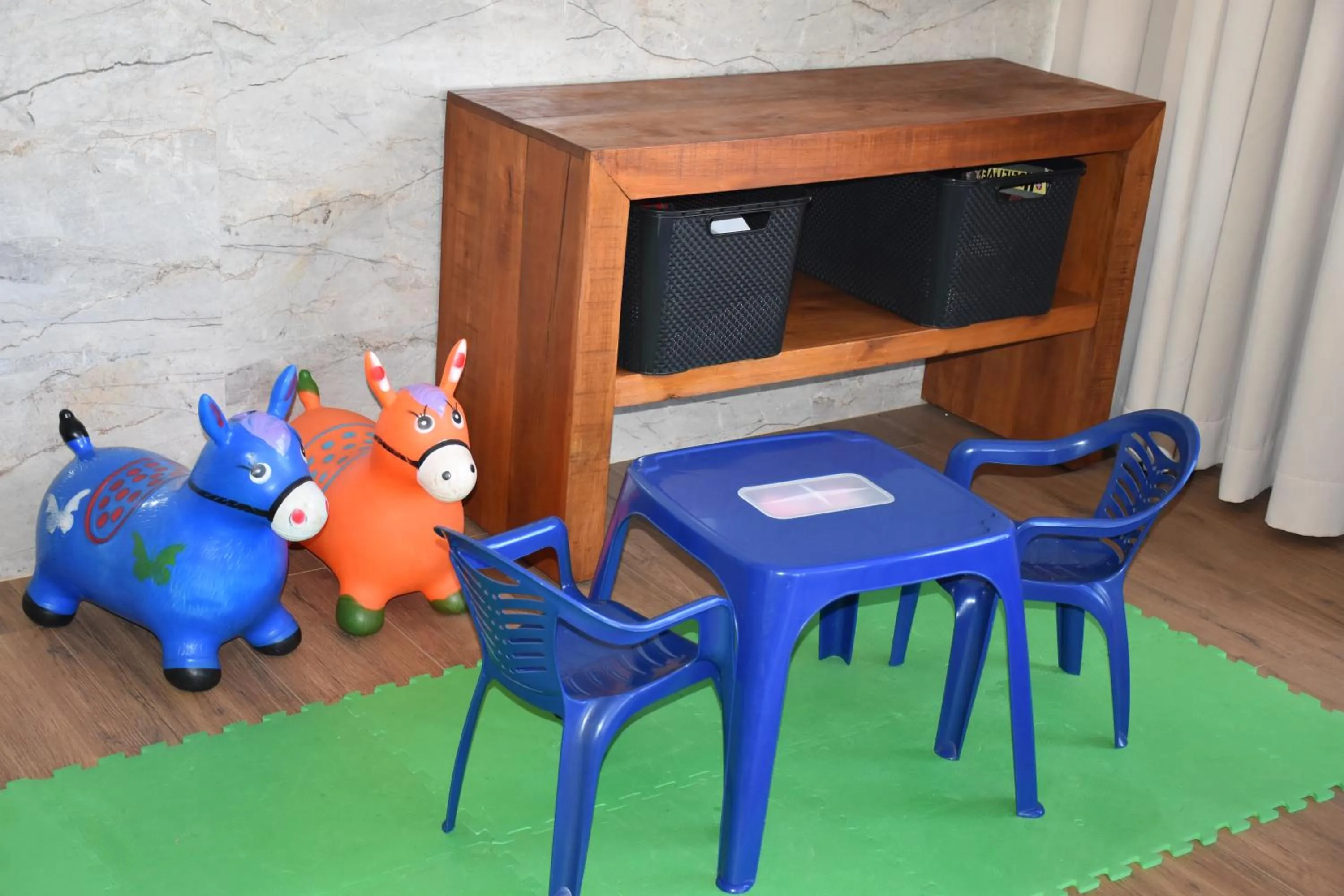 Communal lounge/ TV room in Pousada Viver Capitólio