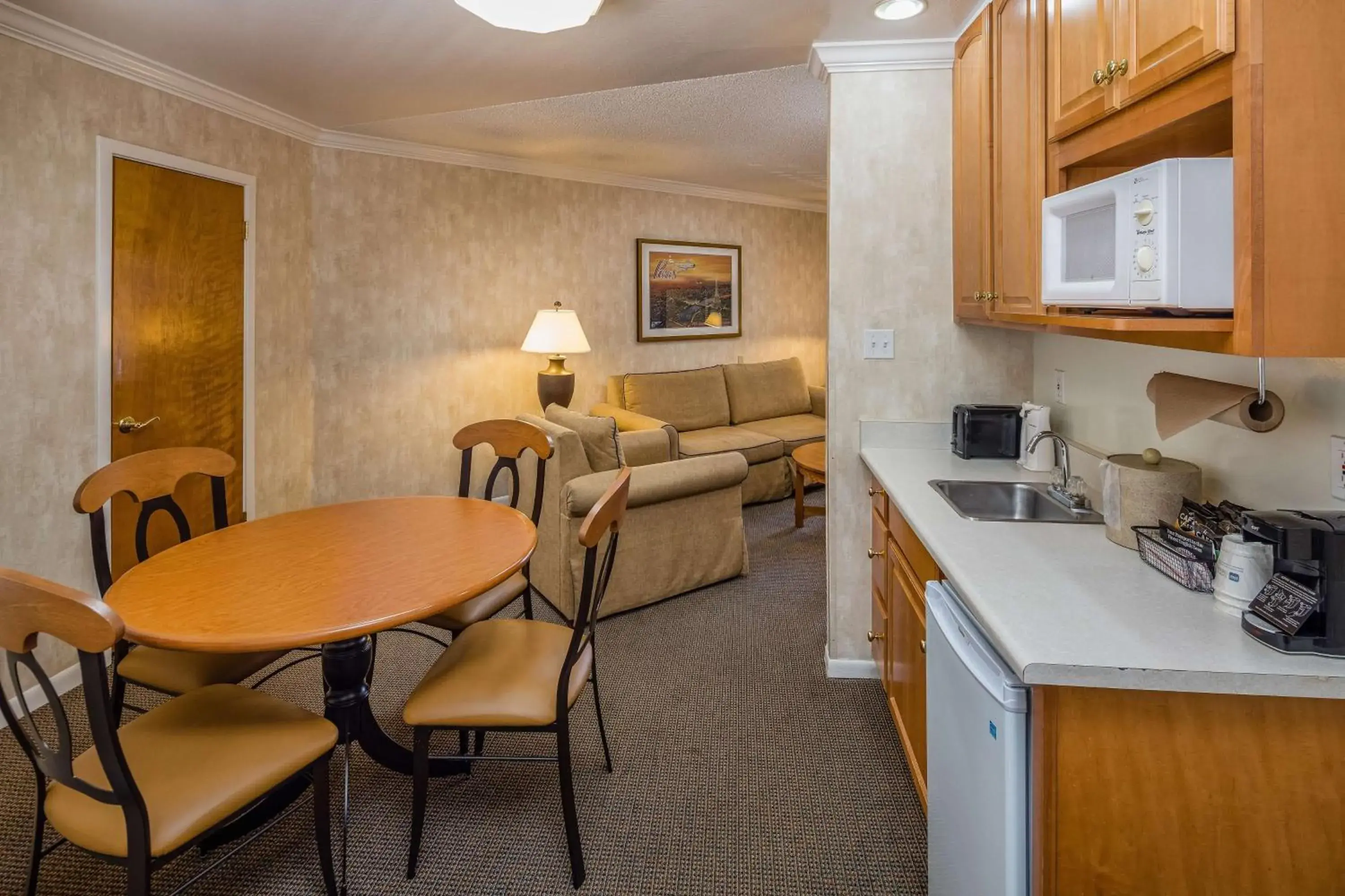 Photo of the whole room, Kitchen/Kitchenette in SFO El Rancho Inn, SureStay Collection by Best Western
