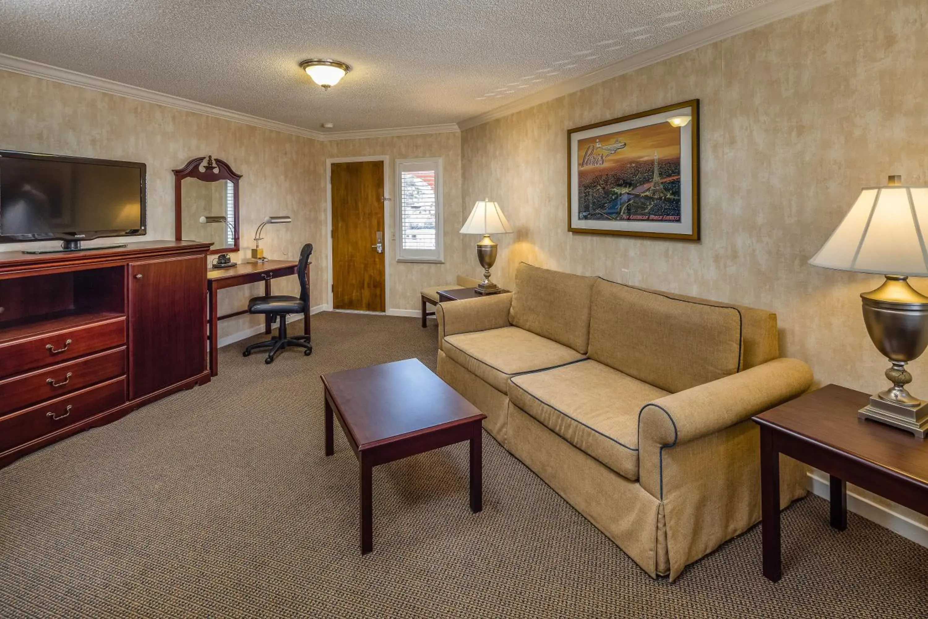 Living room, Seating Area in SFO El Rancho Inn, SureStay Collection by Best Western